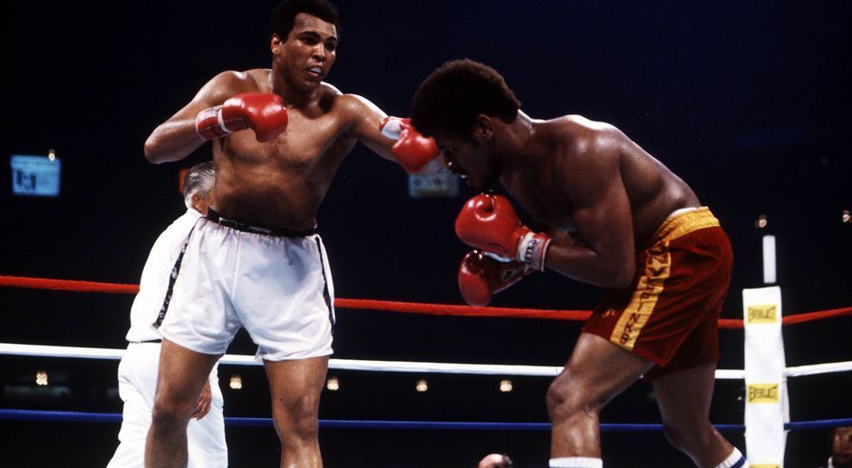 
                <strong>Muhammad Ali - Leon Spinks</strong><br>
                15. September 1978 in Louisiana: Ali - Leon Spinks (WBA-WM, Punktsieg nach 15 Runden): Ein letztes Mal widerlegte Ali die alte Box-Weisheit "They never come back". Seinen Niedergang konnte aber auch der Sieg im Rückkampf gegen Leon Spinks, der exakt ein halbes Jahr zuvor den lustlosen Ali sensationell bezwungen hatte, höchstens verschleiern. Dennoch durfte sich Ali als erster Boxer zum dritten Mal Weltmeister im Schwergewicht nennen.
              