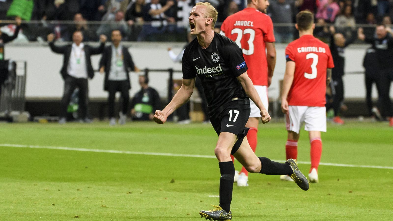 
                <strong>Sebastian Rode</strong><br>
                Weicht in der Anfangsphase immer wieder auf den rechten Flügel aus und befeuert damit das Offensivspiel der Frankfurter. Gewohnt viel unterwegs auf dem Platz und unermüdlich im Zweikampf. Belohnt seine starke Leistung mit seinem Treffer zum 2:0 (67.). Kurz darauf per Schlenzer mit der Möglichkeit zum vorentscheidenden 3:0 (71.). ran-Note: 2
              