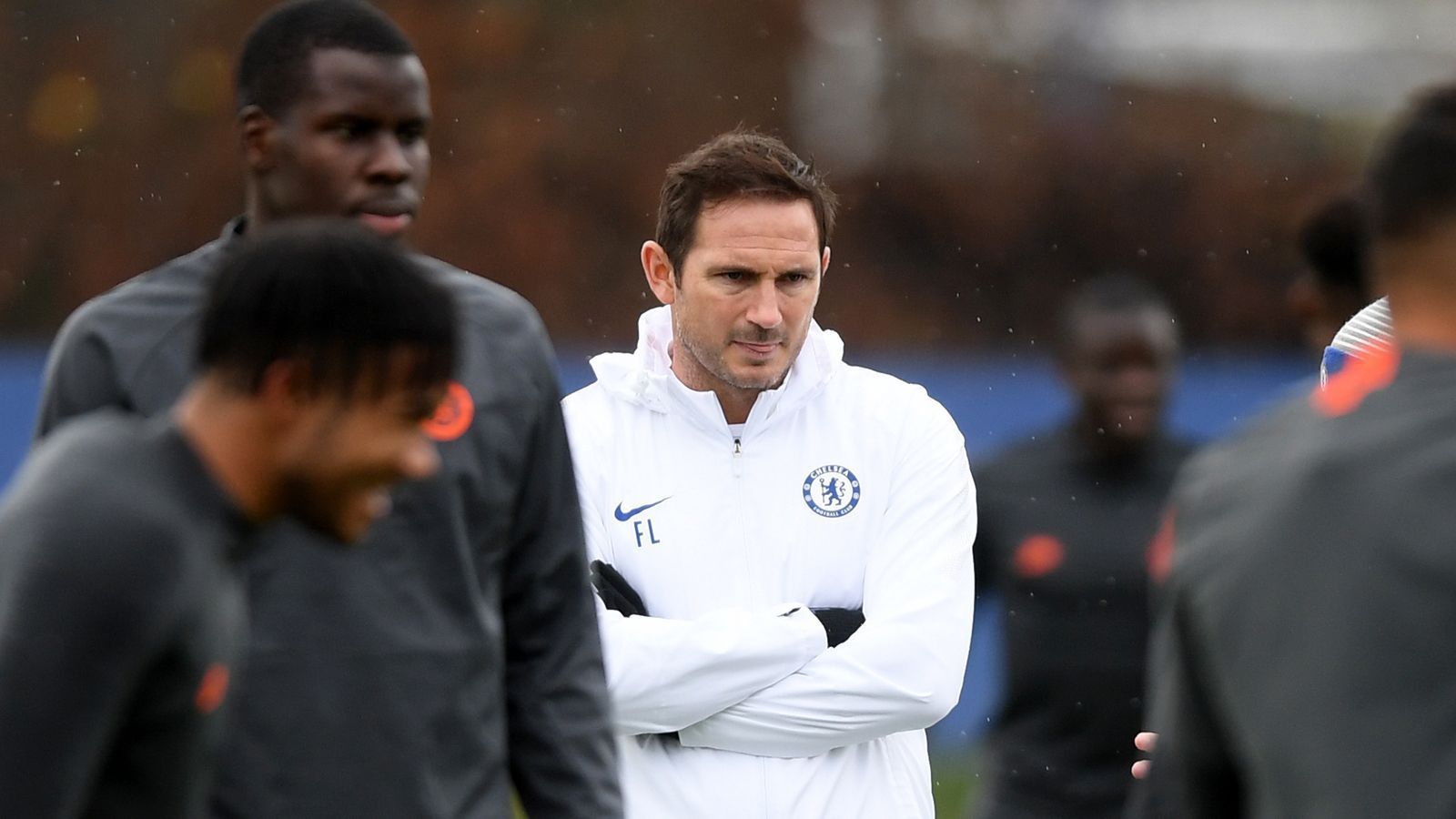 
                <strong>Verspätung Trainingsstart</strong><br>
                Die höchste Strafe gibt es bei Chelsea, wenn es ein Spieler nicht schafft, rechtzeitig zum Trainingsstart auf dem Platz zu stehen. 20.000 britische Pfund (rund 23.350 Euro) werden dann den Stars bei Chelsea von ihren ohnehin üppigen Wochengehältern abgezogen. 
              