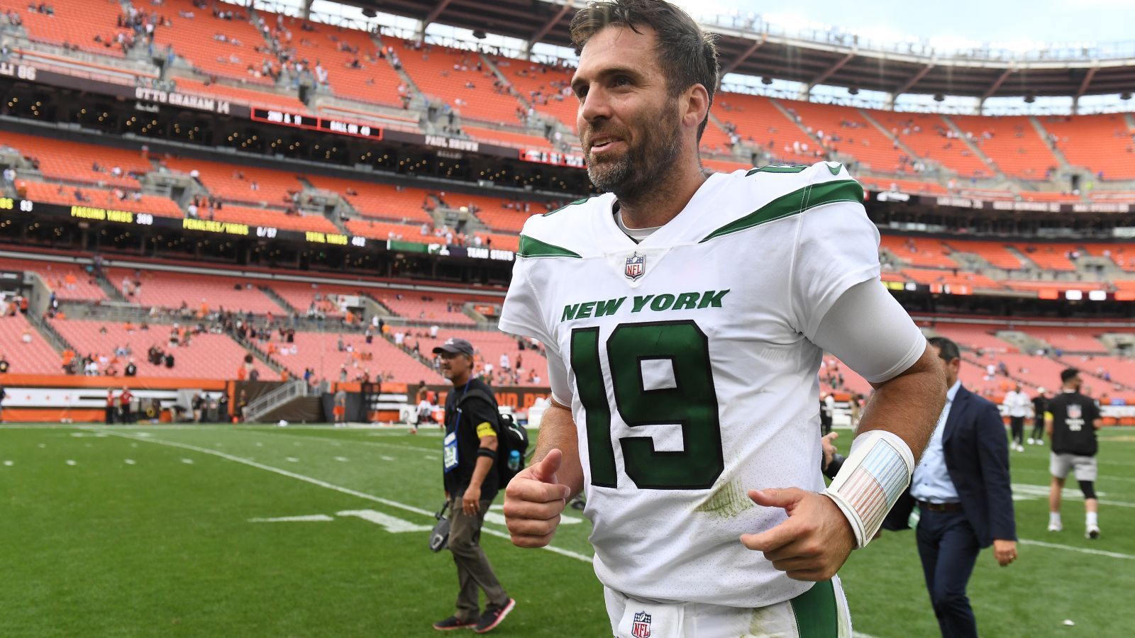 
                <strong>Gewinner: Joe Flacco (New York Jets)</strong><br>
                Der zweite überragende Backup-Quarterback an diesem Wochenende war Joe Flacco. Der Jets-Spielmacher hatte seit 2018 eine harte Zeit, er verlor nicht nur seinen Starter-Job bei den Baltimore Ravens an Lamar Jackson, überhaupt fand Flacco danach nur noch sporadisch in der NFL statt. Beim 31:30-Sieg gegen die Cleveland Browns überzeugte er mit 307 Yards, vier Touchdowns und keiner Interception. Dass er einmal fumblete: Geschenkt. Er führte, natürlich unter gütiger Mithilfe der Browns, das sensationelle Comeback der Jets an und zeigte eindrucksvoll, was er noch drauf hat.
              