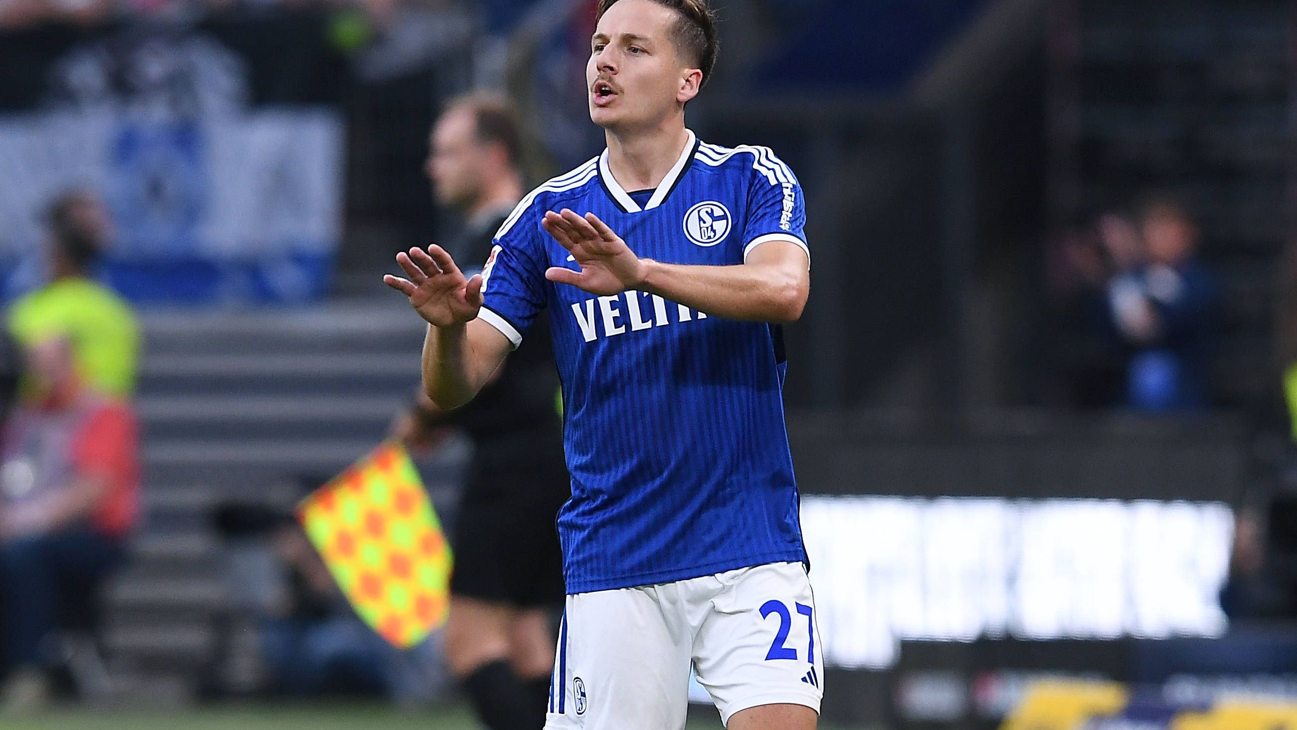 <strong>Cedric Brunner (FC Schalke 04)</strong><br>Auf der rechten Seite einer der erfahrensten Schalker. Muss in einem temporeichen Spiel viel laufen und kann sich offensiv daher selten einschalten. Auch er lässt sich des Öfteren überlaufen, ist dabei jedoch bei weitem nicht so anfällig und auffällig wie Nebenmann Cisse. Dennoch gehört auch eher zur anfälligen Schalker Defensivabteilung. <strong><em>ran</em>-Note: 4</strong>