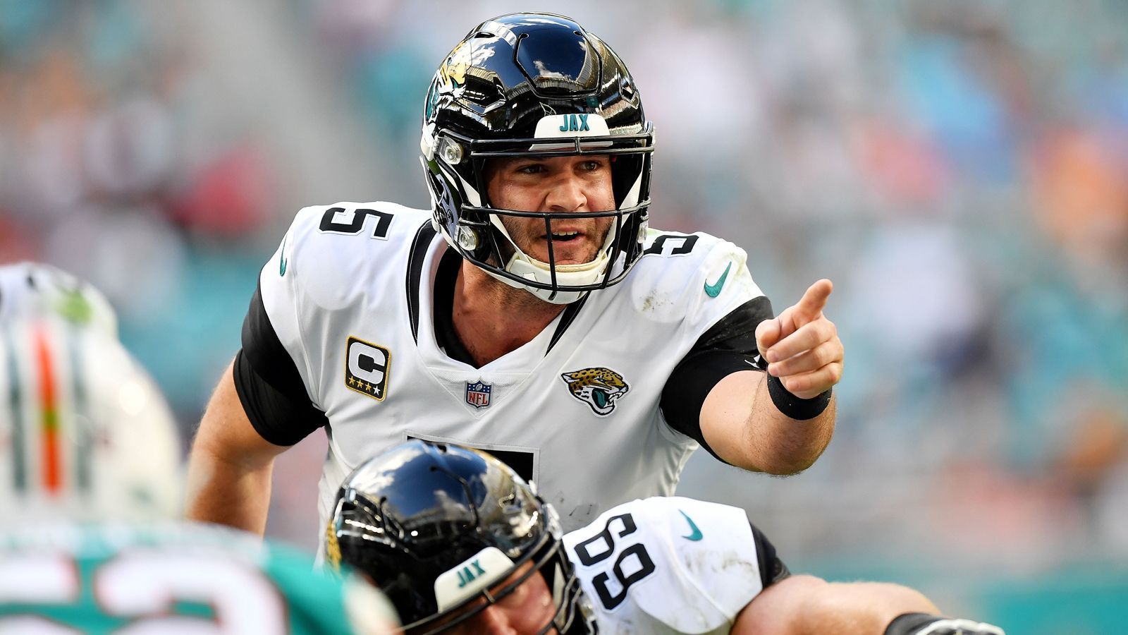 
                <strong>Blake Bortles (Jacksonville Jaguars)</strong><br>
                In Florida gilt es fast schon als beschlossene Sache, dass die Jacksonville Jaguars ihren bisherigen Quarterback Blake Bortles los haben möchten. Allerdings hat dieser im "Sunshine State" noch einen Vertrag bis 2021, aus dem er allerdings selbst bereits nach der Saison 2020 aussteigen könnte. Die Jaguars wollen ihn aber möglichst schon jetzt traden, um so Kohle im eigenen Cap Space für eine mögliche Verpflichtung von Nick Foles von den Philadelphia Eagles frei zu machen. Dieses Unterfangen könnte jedoch schwierig werden. Denn die Jaguars müssen erst einmal einen Abnehmer für Bortles finden, der bei den Jaguars rund 18 Millionen Dollar pro Jahr verdient. Hinzu kommt die Frage, wer den wankelmütigen Quarterback überhaupt haben wollen würde? Es bleibt also spannend in Florida.
              