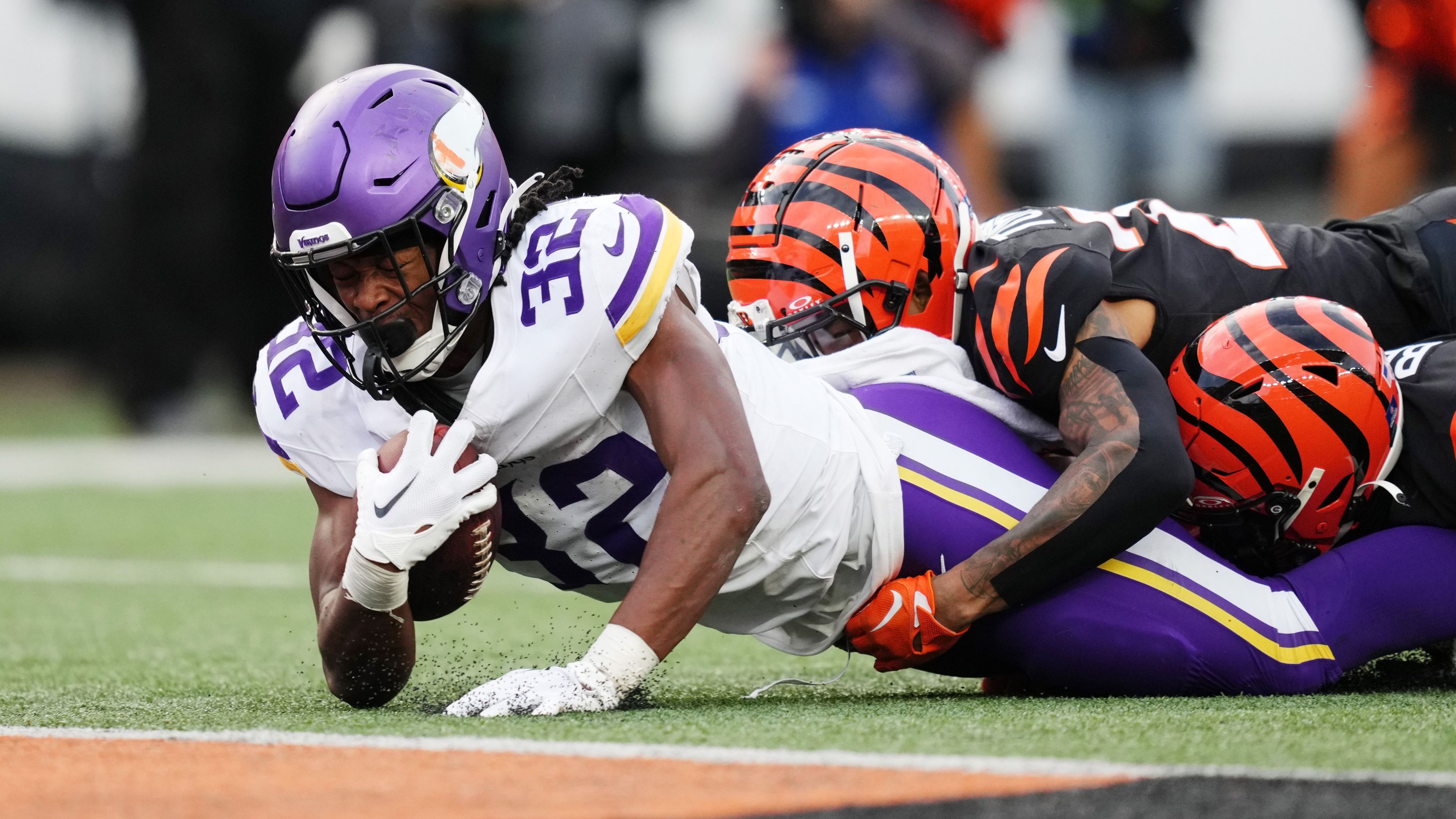 <strong>Verlierer: Minnesota Vikings<br></strong>Es war eigentlich alles angerichtet für einen feucht-fröhlichen Heimflug der Minnesota Vikings aus Cincinnati. Im 3. Quarter führten sie mit 17:3 und hatten den Sieg eigentlich in der Tasche - eigentlich. Die zuvor starke Defense ließ ein Comeback gegen Jake Browning und die Bengals zu, das in dieser Form niemals zustande kommen darf. Ein herber Rückschlag für Minnesota.