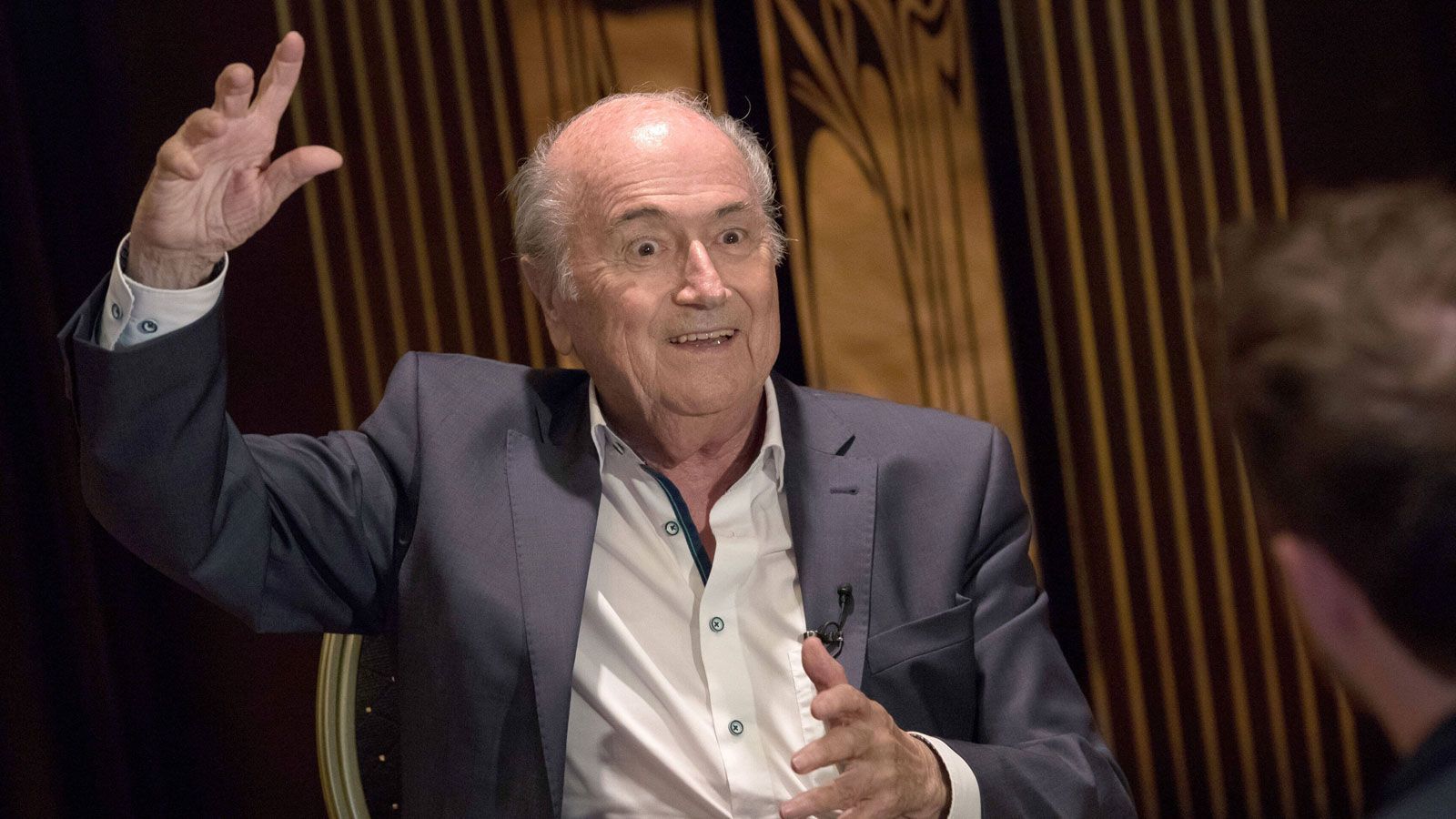 
                <strong>8. November 2022</strong><br>
                Der frühere FIFA-Präsident Joseph S. Blatter bezeichnet die WM-Vergabe als "Irrtum" und übernimmt einen Teil der Verantwortung dafür. "Wir haben Schaden genommen. Und ich bin ein Teil davon. Ich will mich aber nicht zurückziehen und sagen, dass ich ein Unschuldslamm bin", sagt der Schweizer im "SID"-Interview.
              