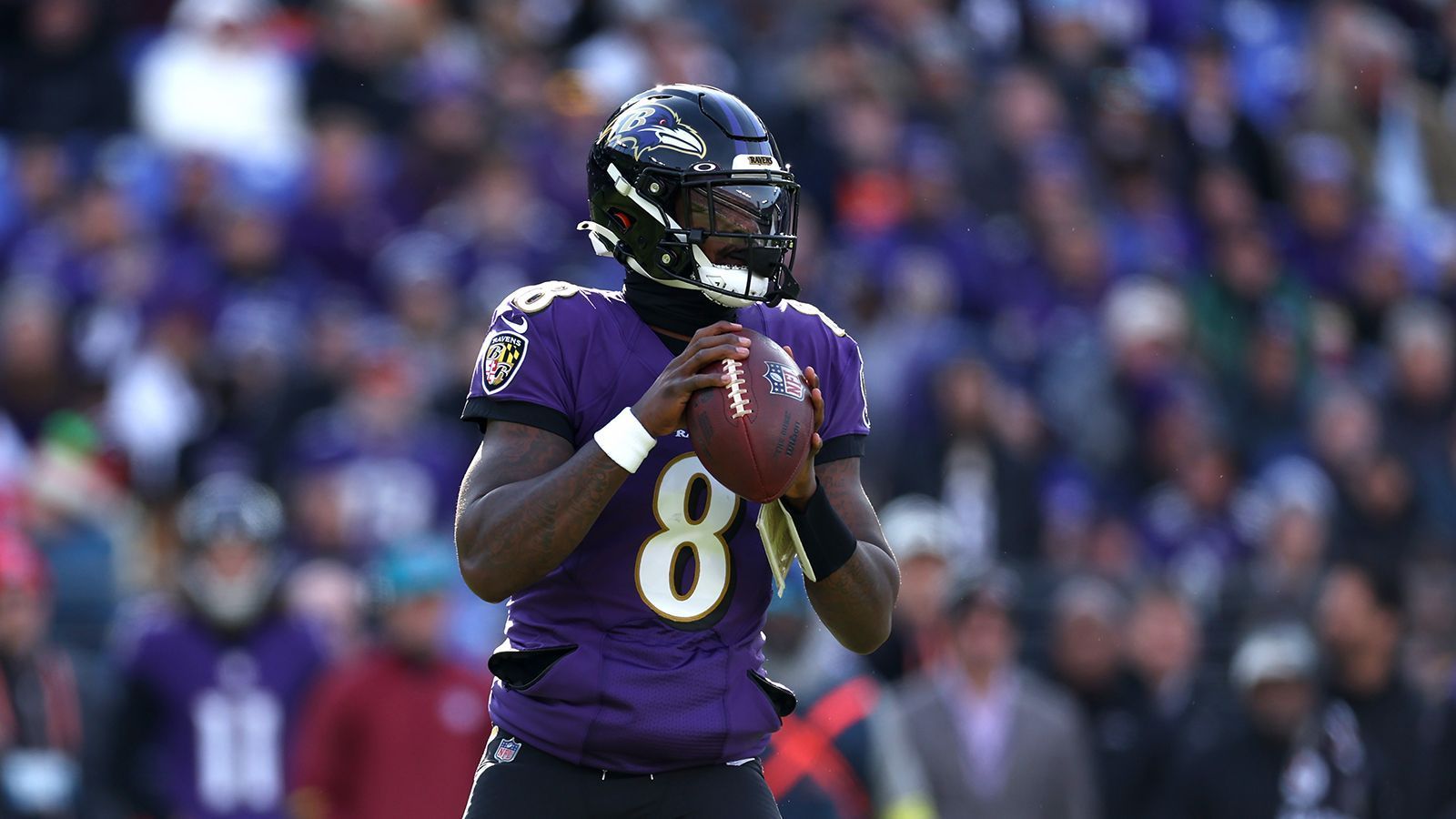 
                <strong>Lamar Jackson (26 Jahre, zuletzt bei den Baltimore Ravens)</strong><br>
                Mehrere Verletzungen bremsten Lamar Jacksons Entwicklungskurve seit der Auszeichnung zum MVP 2019 etwas aus, wenn der ehemalige Erstrunden-Pick fit ist, zählt er aber noch immer zu den dynamischsten und besten Quarterbacks der Liga. Als Ballträger paart Jackson ein unnachahmliches Tempo mit guten läuferischen Fähigkeiten (z.B. schnellen Richtungswechseln), kann so das Laufspiel jedes Teams bereichern und Räume für die Running Backs öffnen. Als Passgeber fehlt es ihm - und es handelt sich um Kritik auf hohem Niveau - phasenweise noch an Konstanz. Besonders, wenn er aus der Pocket heraus Defensiven sezieren muss und seine Athletik nicht in Szene setzen kann. Allerdings gut möglich, dass er gar nicht auf den Markt kommt - die Ravens könnten ihn mit dem Franchise Tag binden.  
              