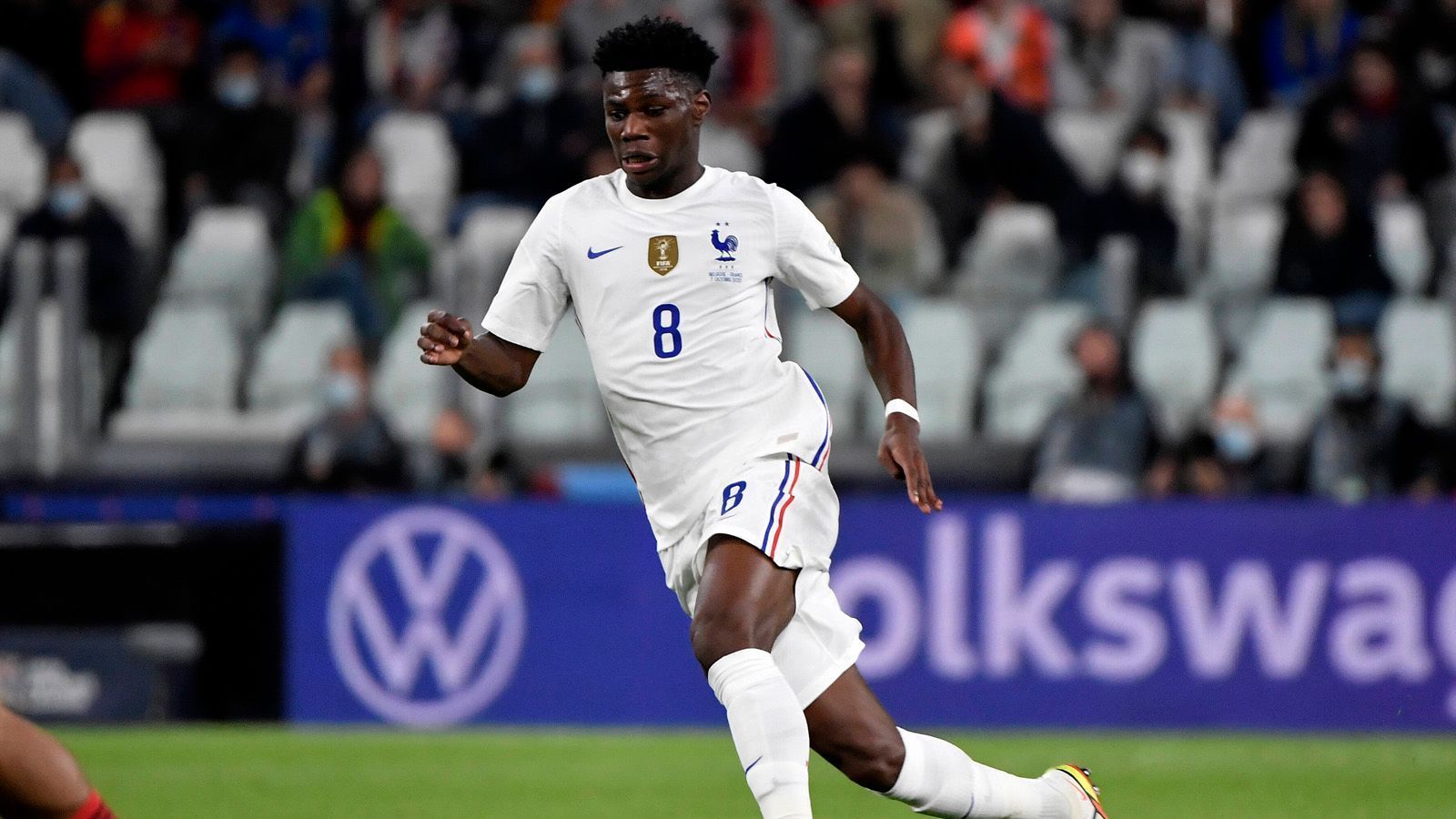 
                <strong>Aurelien Tchouameni (22)</strong><br>
                Nationalmannschaft: FrankreichVerein: Real MadridMarktwert: 80 Millionen EuroKylian Mbappe wollte seinen Landsmann mit allen Mitteln zu Paris St. Germain lotsen, doch Tchouameni entschied sich für Real Madrid. 80 Millionen machten die Königlichen für den defensiven Mittelfeldspieler locker. Es hat sich gelohnt. Auf der Sechs überzeugt der 22-Jährige auf ganzer Linie. 
              