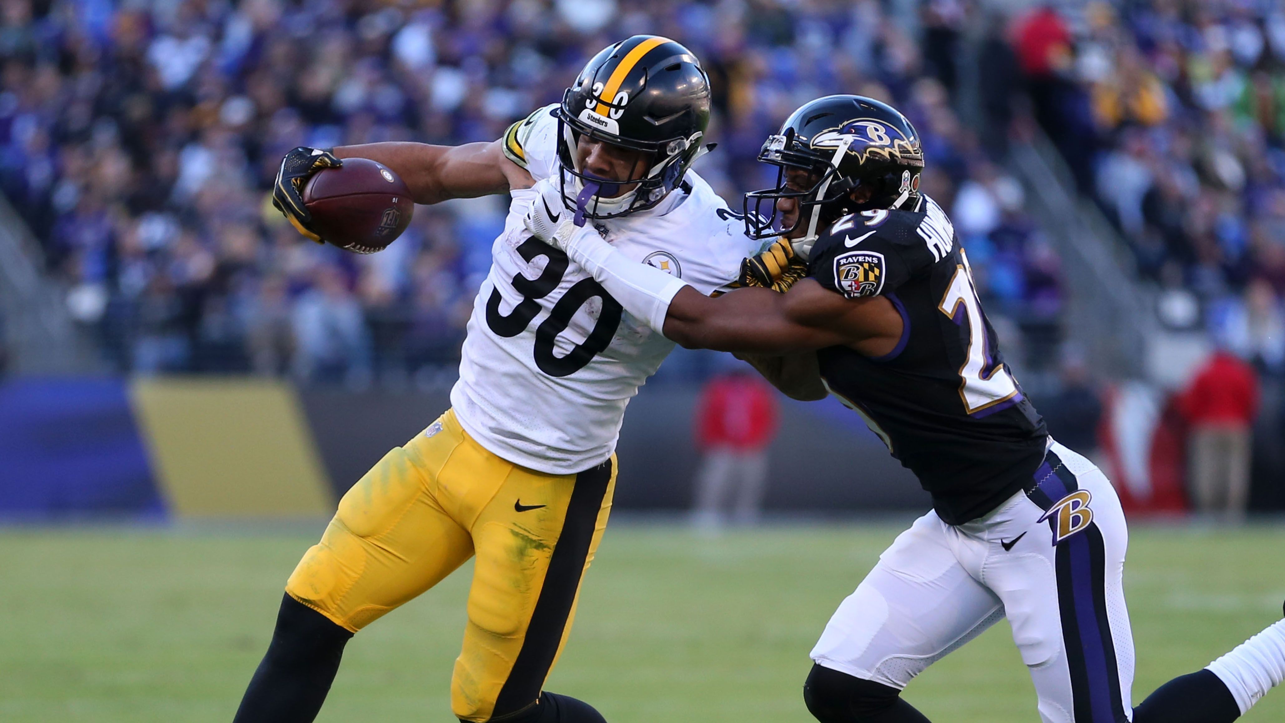 
                <strong>Gewinner: James Conner</strong><br>
                Der Running Back der Pittsburgh Steelers arbeitet eindeutig daran, Le'Veon Bell vergessen zu machen. Gegen die Baltimore Ravens stellte er beim 23:16-Sieg einen Rekord auf: Er legte im vierten Spiel in Folge 100+ Rushing Yards, 50+ Receiving Yards und mindestens einem Touchdown hin. Der 23-Jährige hat jetzt schon mehr Läufe über 20+ Yards als Bell in der ganzen vergangenen Saison.
              