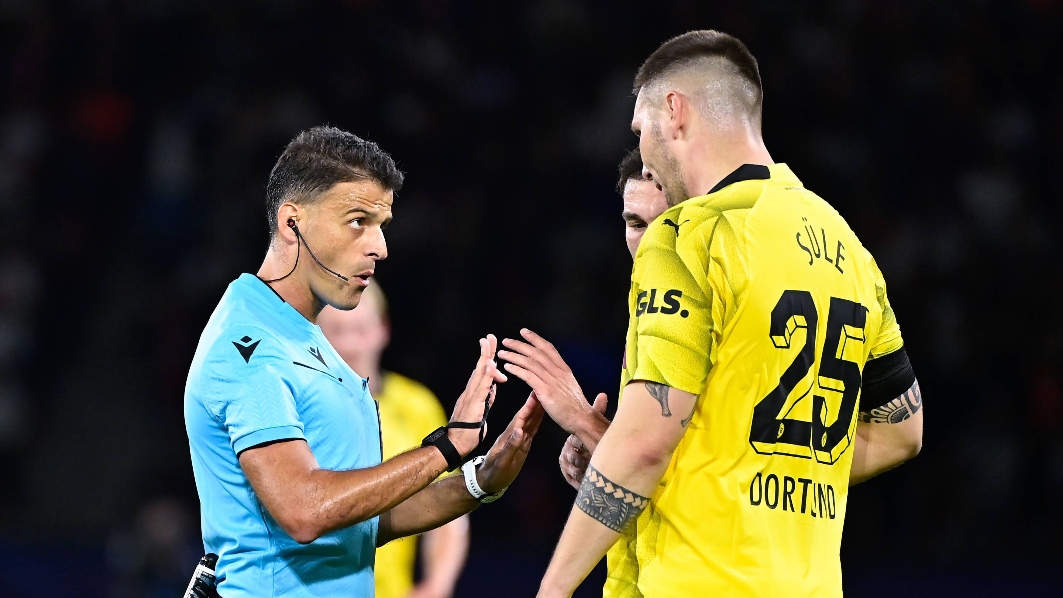 <strong>Niklas Süle (Borussia Dortmund)</strong><br>Hier und da zu spät im Zweikampf, unglücklich beim Handspiel, das zum 0:1 führt. Nicht nur, aber vor allem mit Mbappe immer wieder überfordert. Kann dem Tempo des Pariser Kombinationsspiels nur selten folgen. <strong><em>ran</em>-Note: 4</strong>