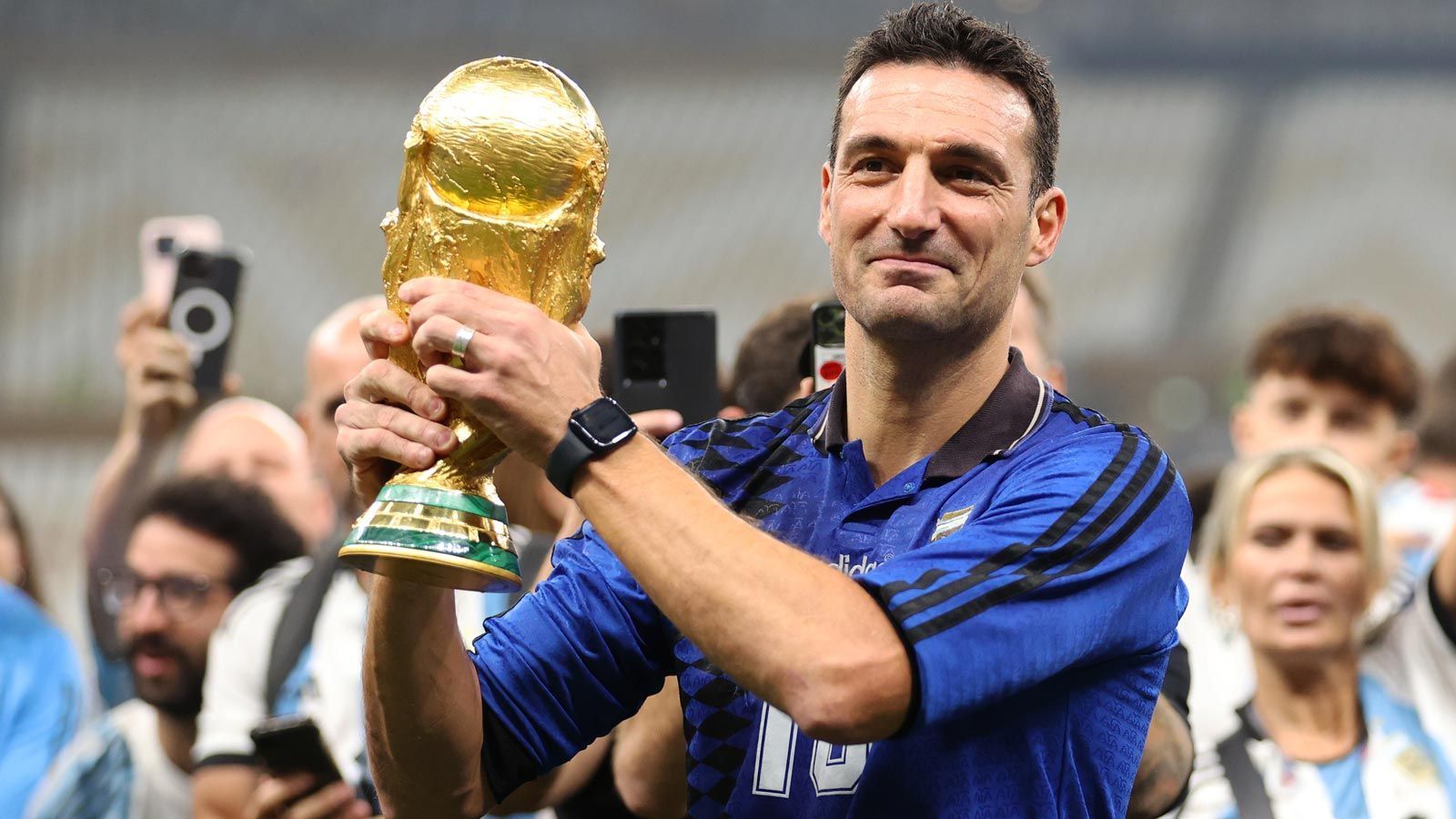 
                <strong>Platz 4: Lionel Scaloni</strong><br>
                &#x2022; Nationalmannschaft: Argentinien<br>&#x2022; Jahresgehalt: 2,9 Millionen Euro<br>
              