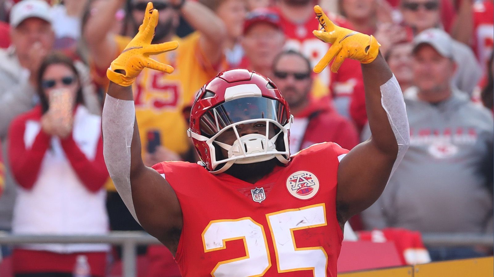 
                <strong>Pick 32: Clyde Edwards-Helaire (Running Back, Kansas City Chiefs)</strong><br>
                Gehalt mit der Fifth-Year-Option: 5,461 Millionen US-Dollar (Option nicht gezogen)
              