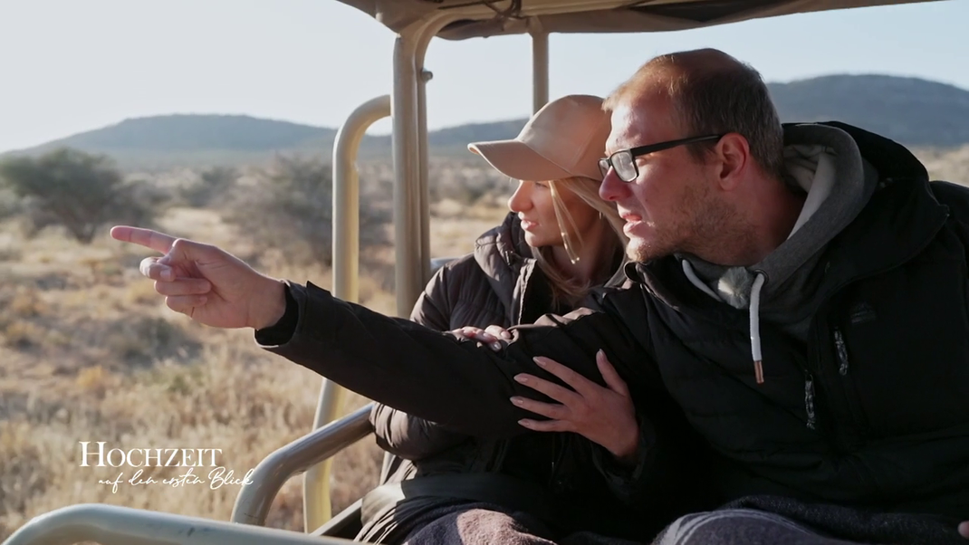 Gemeinsam erleben Marina und Robert unvergessliche Momente in der Wildnis Afrikas.