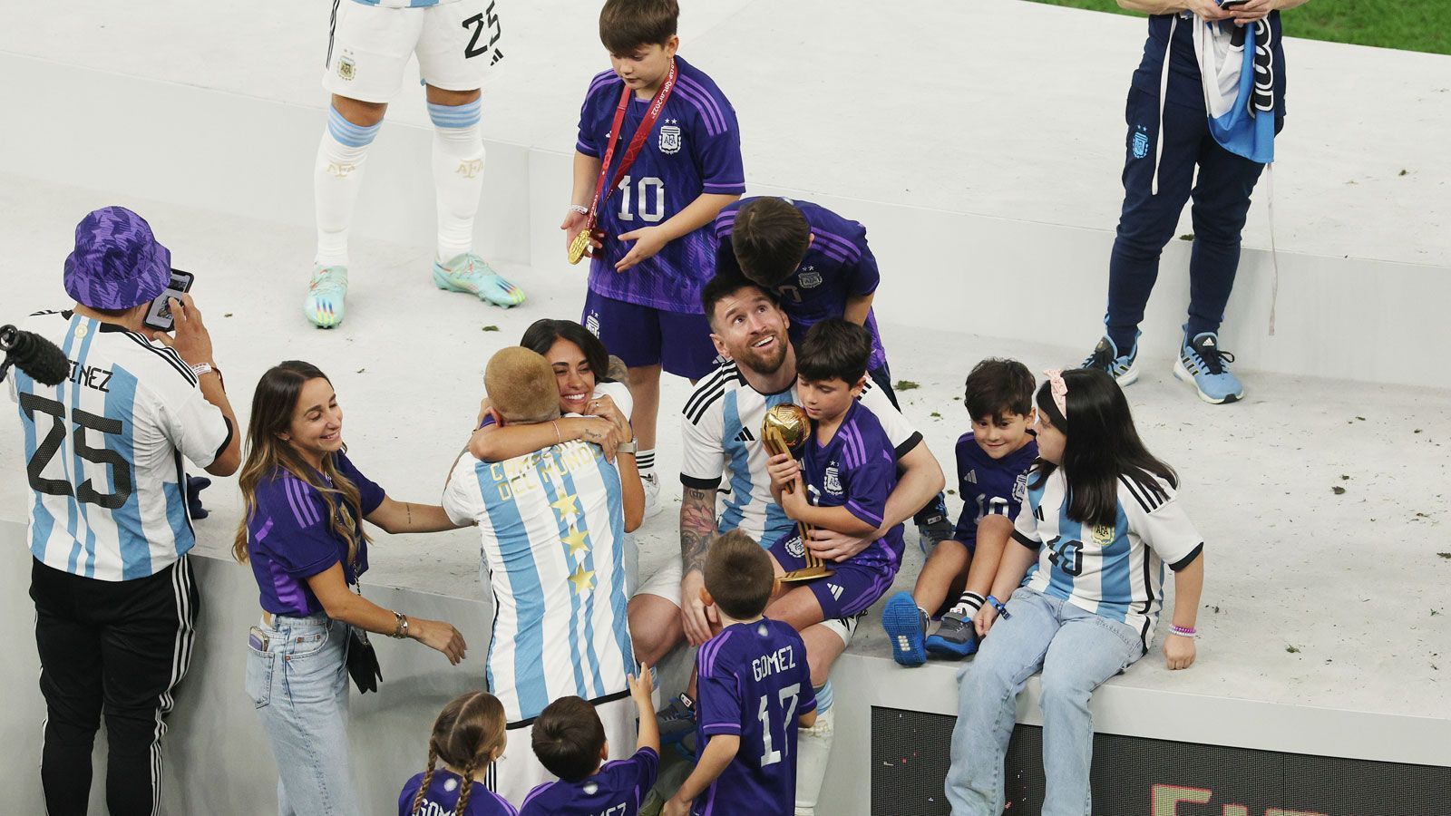 
                <strong>Weitere internationale Pressestimmen</strong><br>
                Guardian (Großbritannien): "Lionel Messi hat seine Siegermedaille und die Last der Welt wird sichtlich von seinen Schultern genommen. Er lächelt, strahlt wie ein kleiner Junge, einfach ein glücklicher Kerl. Was eine Vorstellung! Was eine Karriere! Was ein Finale."Blick (Schweiz): "Ein Endspiel für die Ewigkeit. Argentinien gewinnt ein Finale für die Geschichtsbücher hochdramatisch im Elfmeterschießen und ist zum dritten Mal Weltmeister."Gazzetta dello Sport (Italien): "Argentinien ist Weltmeister, Messi wie Maradona. Frankreich geht im Elfmeterschießen k.o."Corriere della Sera (Italien): "Argentinien ist Weltmeister. Es ist die WM von Leo, aber Ehre für Mbappe."RMC Sport (Frankreich): "Messi und die Albiceleste auf dem Dach der Welt trotz heldenhafter Franzosen und eines Dreierpacks von Mbappe."Le Figaro (Frankreich): "Besiegt durch die Albiceleste von Lionel Messi lassen die Blauen ihren WM-Titel entwischen."New York Times (USA): "Krönung komplett! Lionel Messi holt sich die Krone"Marca (Spanien): "Messi, jetzt hast du deinen Pokal. Du hast ihn verdient."
              