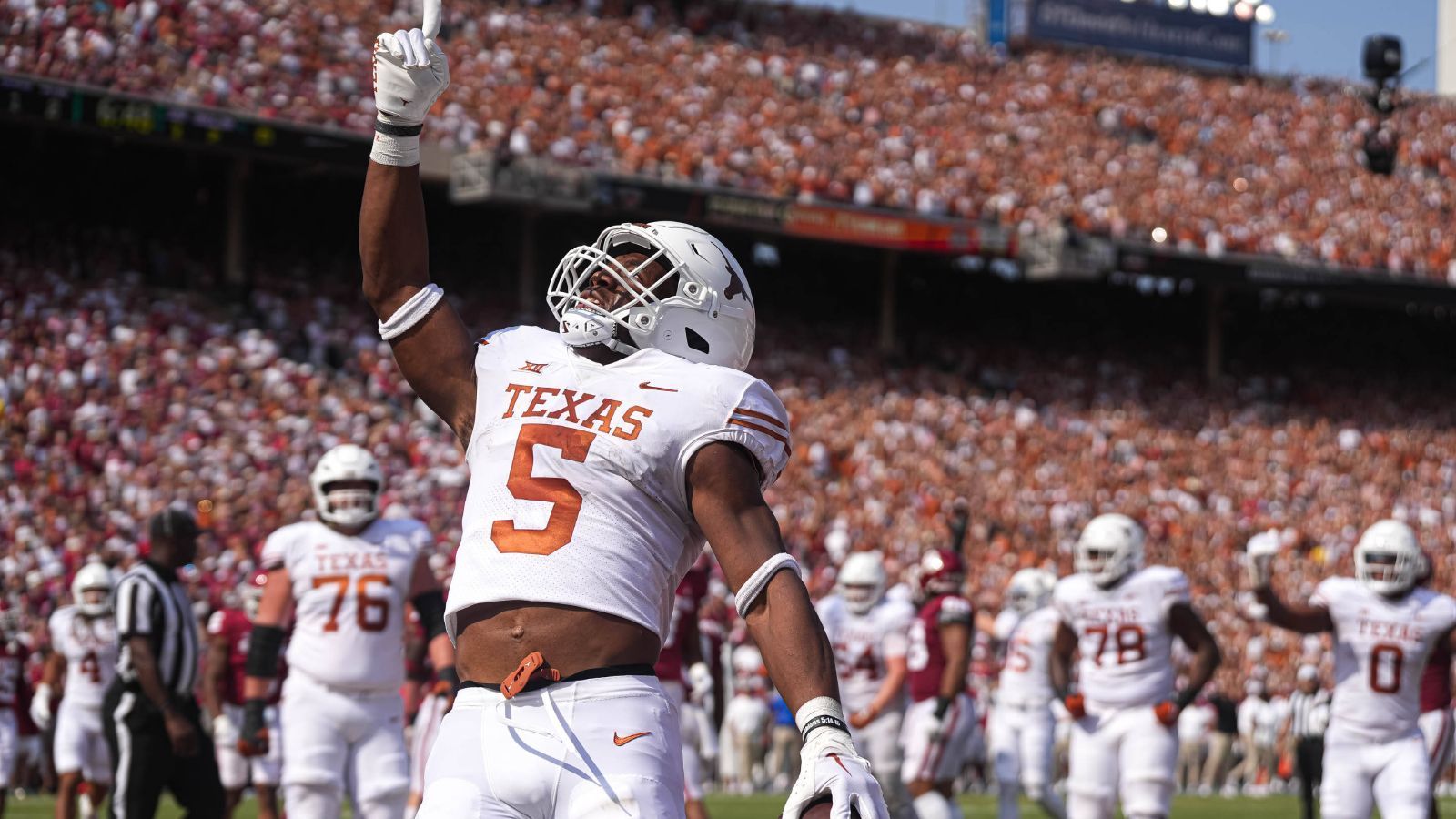 
                <strong>Platz 1: Bijan Robinson (Texas)</strong><br>
                Der beste und kompletteste Running Back im diesjährigen Draft ist Bijan Robinson, daran gibt es eigentlich nichts zu rütteln. Der Mann von den Texas Longhorns ist der einzige Ballträger in diesem Jahr, der eine Chance hat, am ersten Tag des Drafts gezogen zu werden. Laufen, Fangen, Blocken, Lücken in der Offensive Line finden, Tempo, Route Running: Es gibt wenig, was Robinson nicht mitbringt. Die Frage ist nur, welches Team wann den Abzug bei ihm drückt.
              