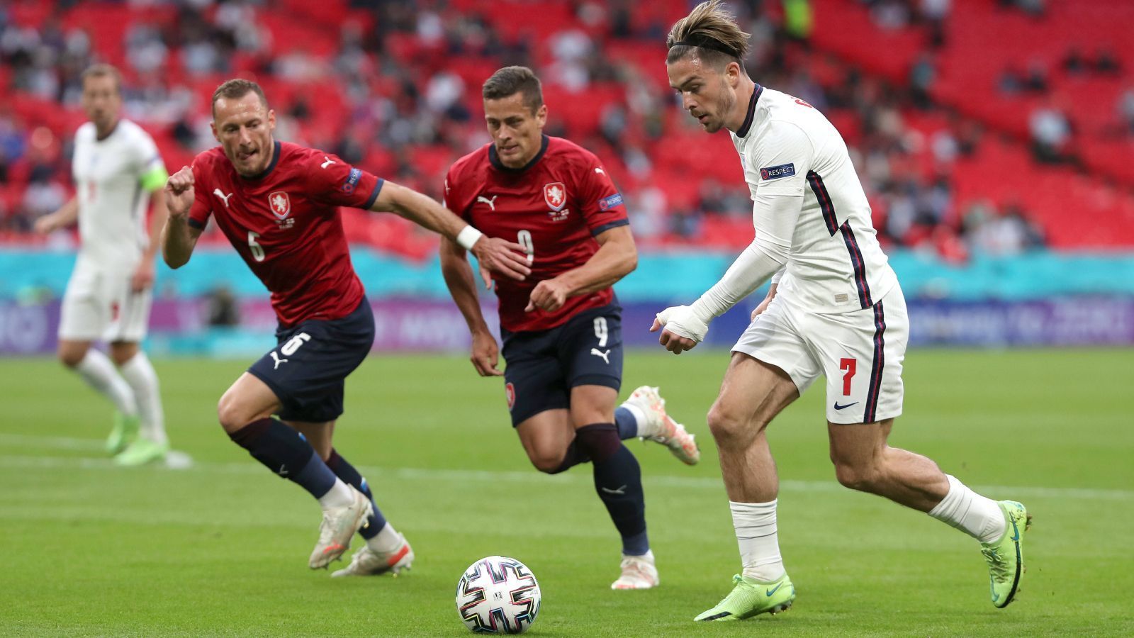 
                <strong>Jack Grealish</strong><br>
                In seinem EM-Startelfdebüt überzeugt der Kapitän von Aston Villa von Beginn an. Grealish spielt seine Schnelligkeit früh aus und bringt dadurch Schwung in Offensive. Bereitet das 1:0 mustergültig per Flanke vor und ist neben Torschütze Sterling der auffälligste Akteur auf Seiten der "Three Lions". Ähnlich wie seine Mannschaftskollegen ist auch Grealish in der zweiten Hälfte deutlich unauffälliger. Wird in der 67. Minute von Jude Bellingham ersetzt. ran-Note: 2
              