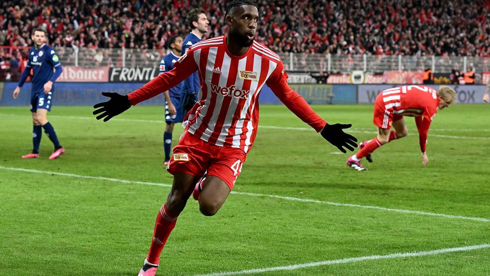
                <strong>Gewinner: Jordan Siebatcheu (1. FC Union Berlin)</strong><br>
                Trainer Urs Fischer hatte vor dem Spiel gefordert Jordan Siebatcheu und sein Sturmkollege Sheraldo Becker müssten mal ein "Tor über die Linie" würgen, um wieder in die Erfolgsspur zu finden. Jordans Antwort folgte am Samstag prompt. Mit dem Treffer zum 2:1 beendete der Stürmer seine seit September andauernde Torflaute. Nebenbei schoss er die Eisernen zur zwischenzeitlichen Tabellenführung. Findet jetzt auch Becker zu seiner Form zurück müssen sich die Bayern warm anziehen.
              