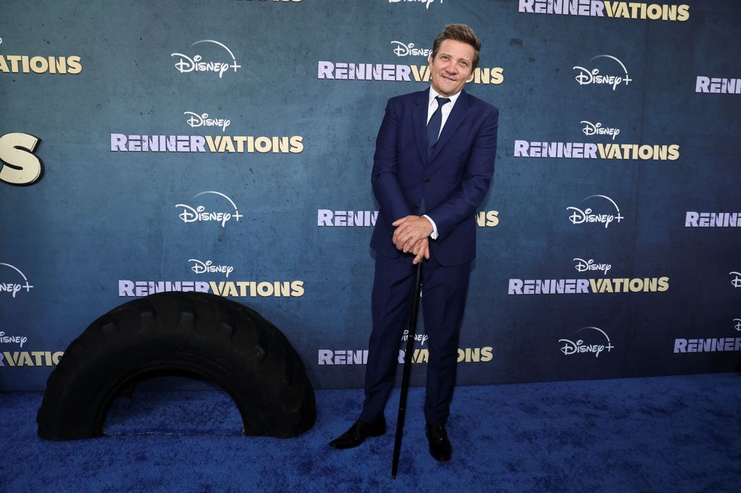 Jeremy Renner mit Gehstock auf der Premiere seiner Serie "Rennervations" in Los Angeles.