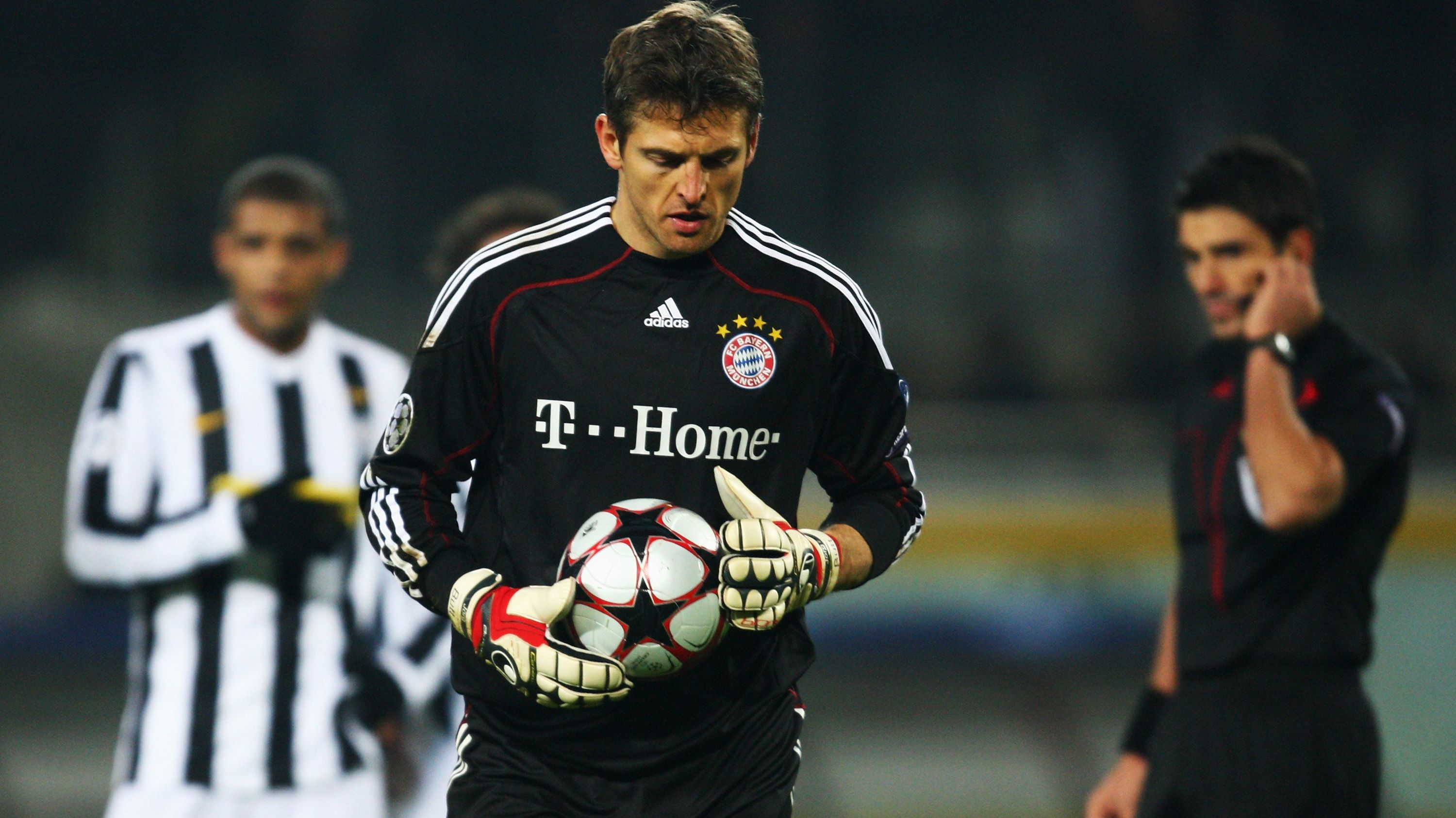 <strong>Hans-Jörg Butt</strong><br>Kaum zu glauben, aber nur einen Tag zuvor gab es bereits einen Treffer eines Torwarts in der Champions League. Allerdings war dieser nichts Neues. Hans-Jörg Butt verwandelte beim 4:1 des FC Bayern München bei Juventus Turin den letzten seiner 37 Karriere-Elfmeter. Es war der 1:1-Ausgleich im wichtigen Spiel um den Einzug ins Achtelfinale. Bayern erreichte 2010 das Finale gegen Inter (0:2).