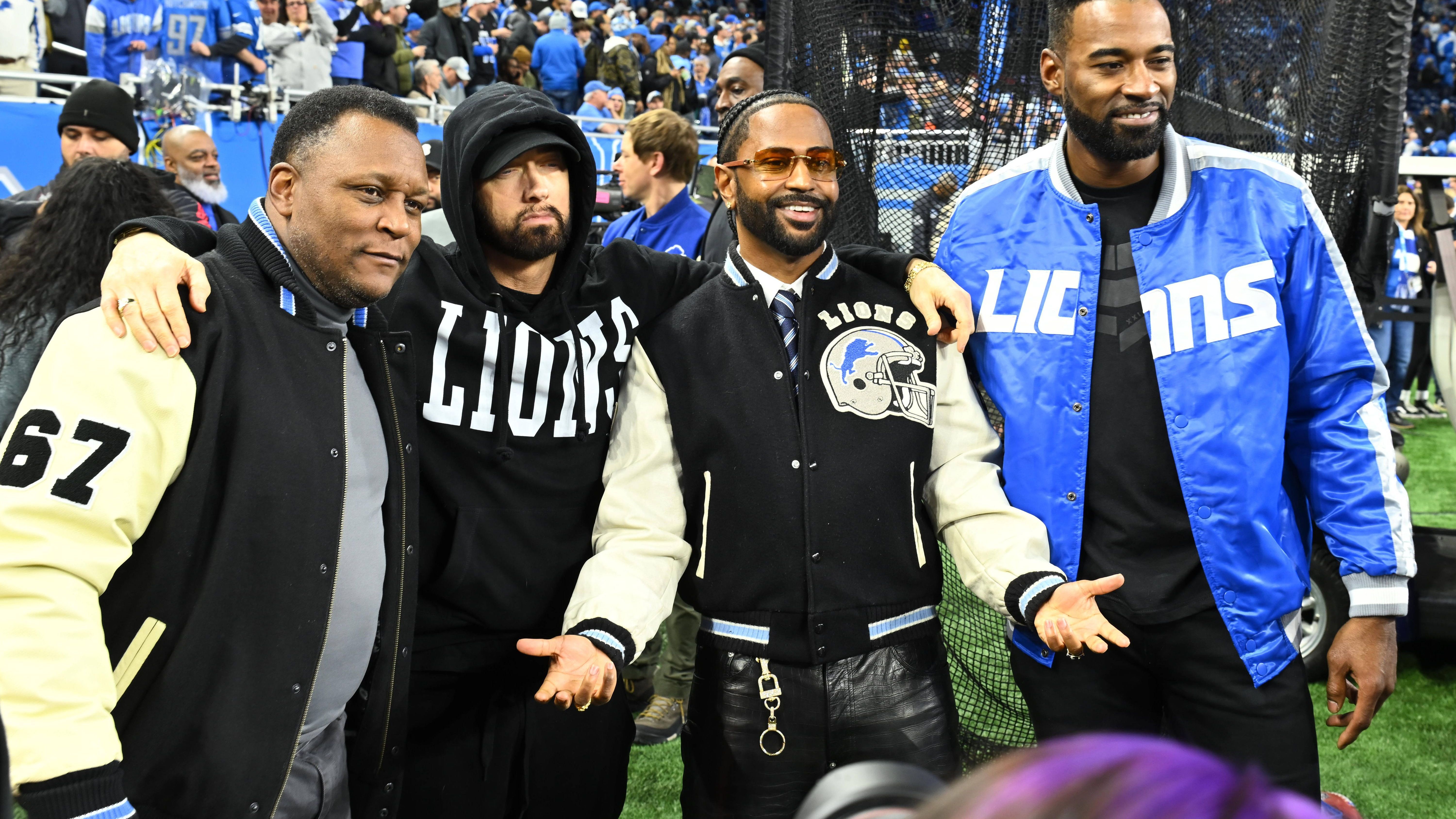 <strong>Buccaneers @ Lions: Eminem bietet sich als Quarterback an</strong><br>Eminem (2. v. l.), hier im Bild mit u.a. Lions-Legende Barry Sanders, ist ein glühender Fan der Football-Mannschaft seiner Heimatstadt. Nun bot er Head Coach Dan Campbell per Videobotschaft sogar an, als Quarterback mitzuwirken:&nbsp;"Jo Dan. Ich werde der Quarterback sein. Gib mir einfach ein Trikot. Oder wenigstens einen Helm."