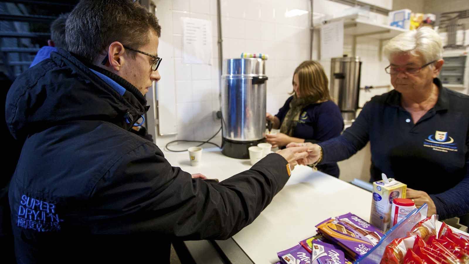 
                <strong>Catering</strong><br>
                Auch hier müssen lange Schlangen und Menschenansammlungen vermieden werden. Dazu sollen Getränke und Speisen nur am jeweiligen Sitz- oder Stehplatz verzehrt werden dürfen. Der Ausschank alkoholischer Getränke ist nur mit ausdrücklicher Einwilligung der örtlich zuständigen Behörden möglich. Ein Sprecher von Bundesgesundheitsminister Jens Spahn hatte jedoch bereits am Mittwoch betont, dass das Verbot von Alkohol wichtiger Baustein eines Konzeptes sei.
              