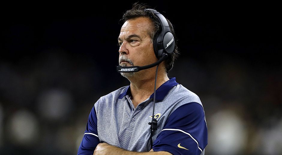 
                <strong>Jeff Fisher - Los Angeles Rams</strong><br>
                Die Rückkehr nach Los Angeles könnte für die Rams deutlich besser laufen. Jeff Fisher hat mit Problemen auf allen Positionen zu kämpfen und scheint mit der Situation überfordert. Zusätzlich sorgte er kürzlich abseits des Platzes für Schlagzeilen, als er Rams-Legende Eric Dickerson von der Seitenlinie verwies und die Namen zweier Patriots-Running-Backs verwechselte. Fishers Zukunft hängt nun am seidenen Faden und könnte auch von den Leistungen des neuen Starting Quarterbacks Jared Goff abhängen.
              