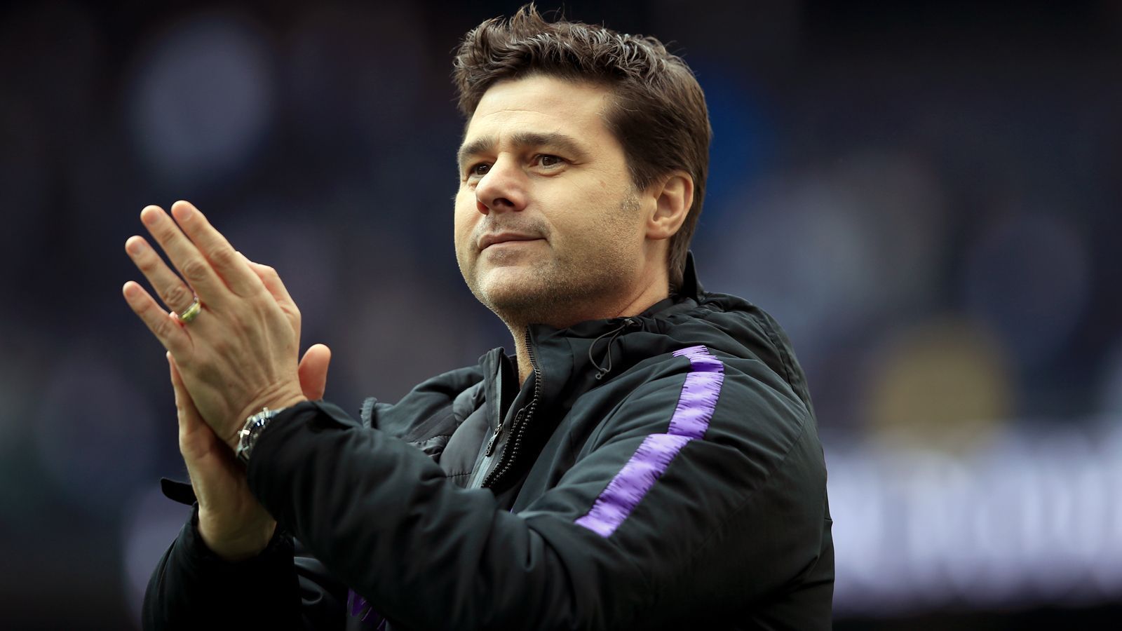 
                <strong>Trainer-Kandidat Mauricio Pochettino</strong><br>
                Laut übereinstimmenden Medienberichten gilt nun der Argentinier Mauricio Pochettino als Top-Kandidat auf die Allegri-Nachfolge in Turin. Der 47-Jährige führte Tottenham erst kürzlich ins Champions-League-Finale und trifft dort auf den FC Liverpool. Pochettinos Vertrag bei den Londonern läuft noch bis 2023. Seit Sommer 2014 ist der frühere Nationalspieler nun schon als Trainer der Spurs im Amt, sammelte davor auch schon Erfahrungen bei Southampton.
              