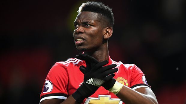 
                <strong>Paul Pogba (Manchester United)</strong><br>
                Seit anderthalb Jahren kickt Paul Pogba für Manchester United, war zeitweise der teuerste Spieler der Welt. Nun aber gibt es Gerüchte, wonach sich der französische Mittelfeldspieler im Sommer 2018 von den "Red Devils" verabschieden könnte. Der Grund: Er überwarf sich mit Trainer Jose Mourinho. Die britische Zeitung "Telegraph" will von "kreativen Spannungen" zwischen Mourinho und Pogba erfahren haben. Mourinho war zuletzt bemüht, diese Gerüchte zu entkräften. Berater Mino Raiola soll seinen Klienten laut "La Sexta" schon bei Real Madrid angeboten haben - und sich einen Korb eingefangen. "Pogbas Problem ist, dass er sehr eigenwillig und egoistisch ist. Zinedine Zidane gefällt das nicht", sagt Real-Insider und Journalist Eduardo Inda bei "La Sexta".
              