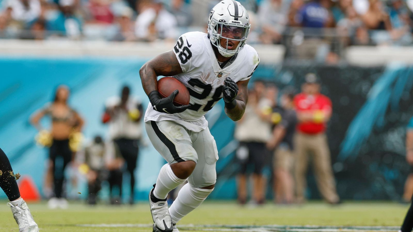 
                <strong>Josh Jacobs (Las Vegas Raiders)</strong><br>
                Statistiken von Josh Jacobs im Vergleich zu Nick Chubb (Cleveland Browns):&#x2022; Yards : 930 - 923<br>&#x2022; Yards/Lauf: 5,1 - 5,3<br>&#x2022; Touchdowns: 7 - 10<br>&#x2022; First Downs: 58 - 42<br>
              