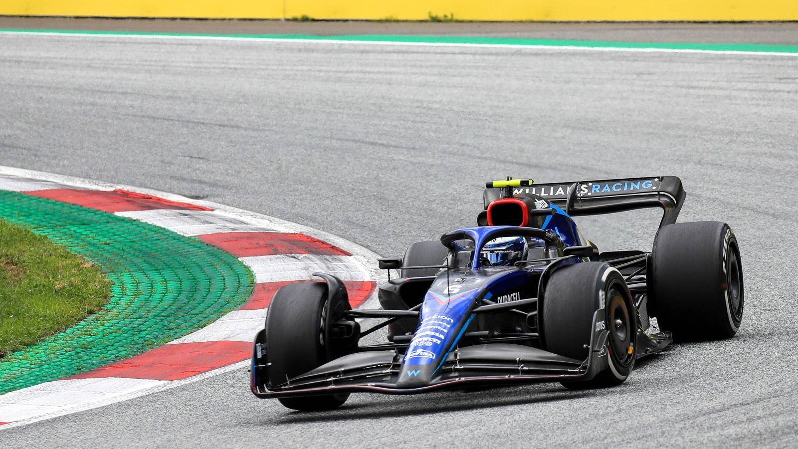 
                <strong>Platz 20: Nicholas Latifi</strong><br>
                Der einzige Fahrer ohne Punkte findet sich sowohl in der Fahrerwertung als auch in unserem Power Ranking am Ende wieder. Im Regen von Silverstone schnupperte Nicholas Latifi nach Platz zehn im Qualifying zwar an einer kleinen Sensation, musste sich am Ende aber mit dem zwölften Platz begnügen. Auch im direkten Duell ist er der schlechtere Fahrer im Williams: Nachdem der Kanadier in den vergangenen beiden Jahren stets gegen George Russell das Nachsehen hatte, kommt er in dieser Saison auch nur selten an Alex Albon vorbei.
              