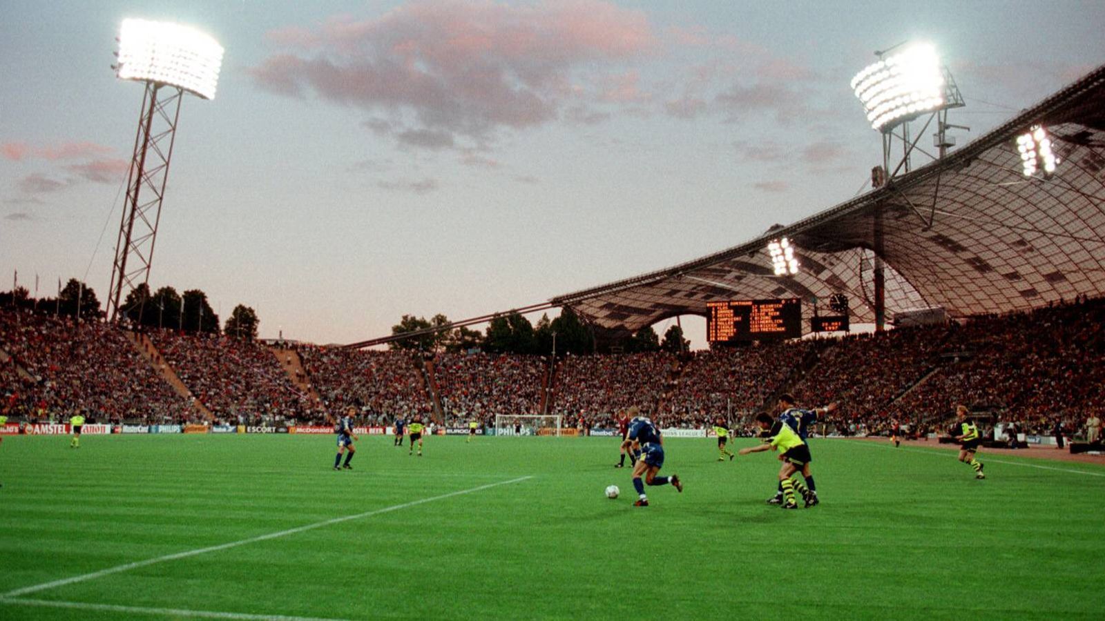 
                <strong>1997: Münchner Olympiastadion</strong><br>
                Nur vier Jahre später war München erneut Austragungsort des Endspiels der "Königsklasse". Im Finale begegneten sich Juventus Turin und Borussia Dortmund. Der BVB gewann durch einen 3:1-Erfolg erstmals den Champions-League-Titel. Doppeltorschütze Karl-Heinz Riedle sowie der eingewechselte Youngster Lars Ricken waren für den Revier-Klub erfolgreich, für Juve traf Alessandro Del Piero.
              