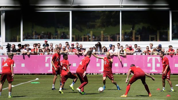 
                <strong>FC Bayern</strong><br>
                Der FC Bayern nimmt den Trainingsbetrieb auf - bei der ersten Einheit am Mittwochvormittag sind aber gerade einmal zwölf Feldspieler plus drei Torhüter dabei. Dagegen fehlen 13 Spieler, darunter der Neuzugang Douglas Costa
              