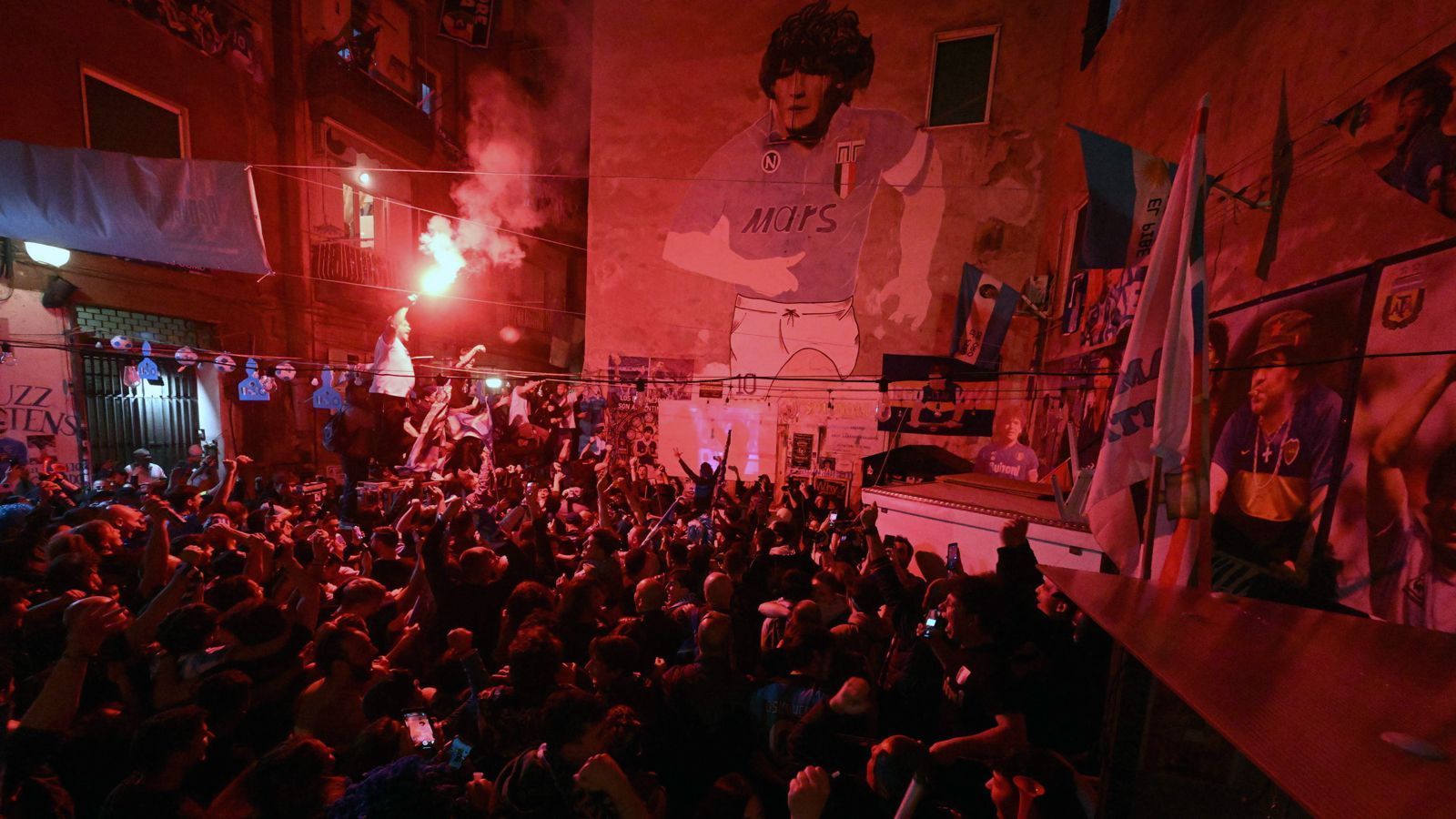 
                <strong>Lobpreisung an Maradona</strong><br>
                Im Moment des großen Meister-Triumphes gedachten die Neapel-Fans natürlich auch ihrem großen Idol Diego Maradona. Der bereits verstorbene Argentinier war Kopf der Mannschaft, die 1989/90 den zweiten Meistertitel der Vereinsgeschichte einfuhr. 
              