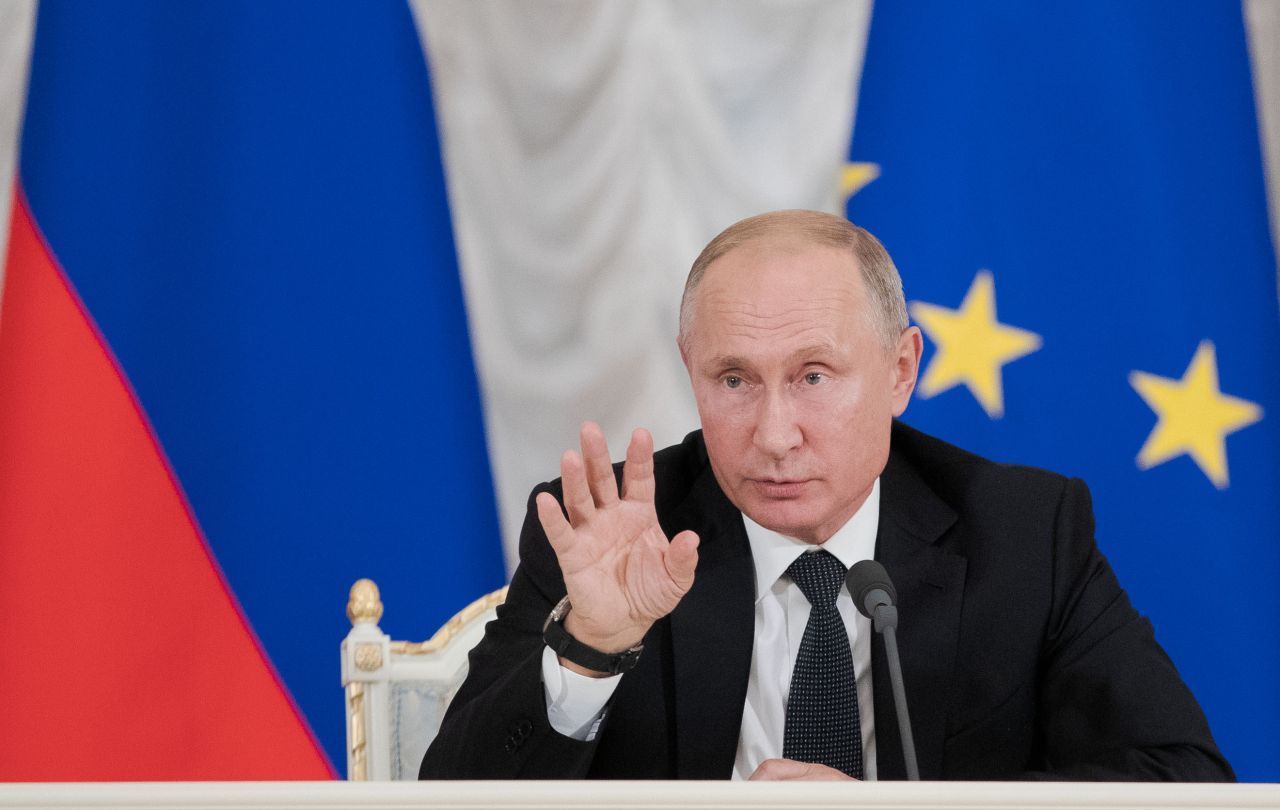 Vor allem russischen und früher sowjetischen Politikern werfen Experten Whataboutism vor. So soll Russlands Präsident Wladimir Putin etwa auf den Vorwurf der Besetzung der ukrainischen Halbinsel Krim gefragt haben: "Und was ist mit Guantánamo?"