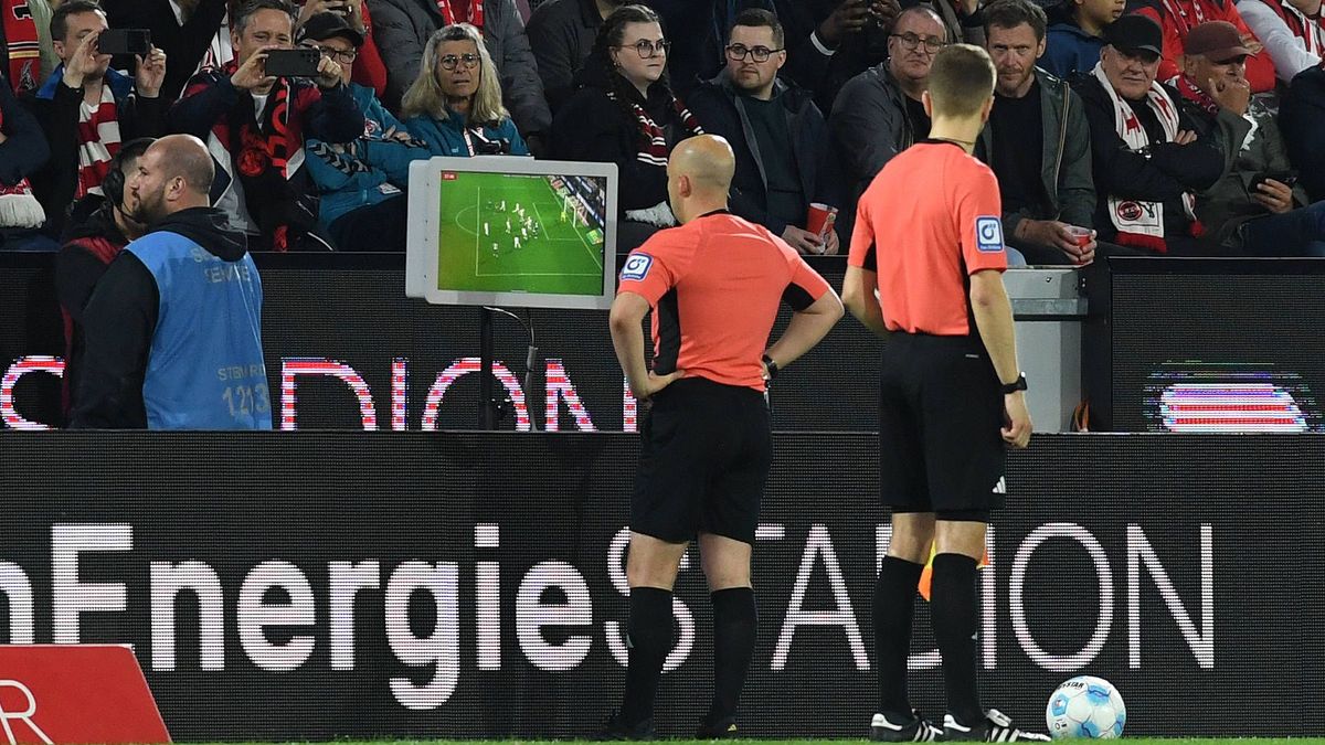 Schiedsrichter Nicolas Winter schaut sich das VAR an waehrend des Spiels der 2. Bundesliga zwischen 1. FC Köln und Jahn Regensburg im RheinEnergieStadion am 03. May 2025 in Köln, Deutschland. (Foto...