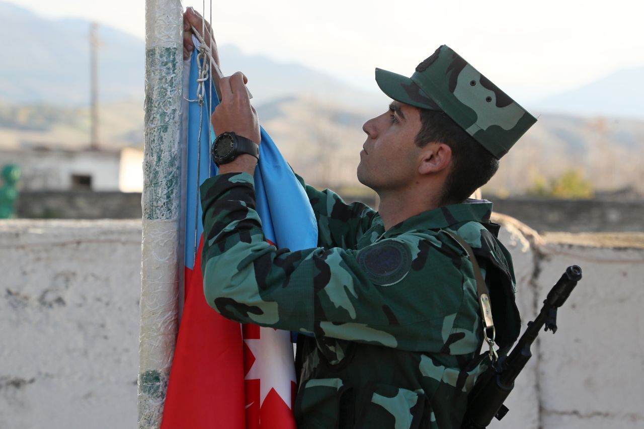 Arzach ist ein De-facto-Staat in Bergkarabach, dem kaukasisch-eurasischen Grenzgebiet zwischen Armenien und Aserbaidschan. Die Region ist überwiegend von Armenier:innen bewohnt, liegt offiziell aber im Staatsgebiet Aserbaidschans. 1991 erklärte sich die "Republik Arzach" für souverän, was die internationale Gemeinschaft aber nie anerkannt hat. Bis heute streiten sich Armenien und Aserbeidschan um Bergkarabach, es kommt immer 