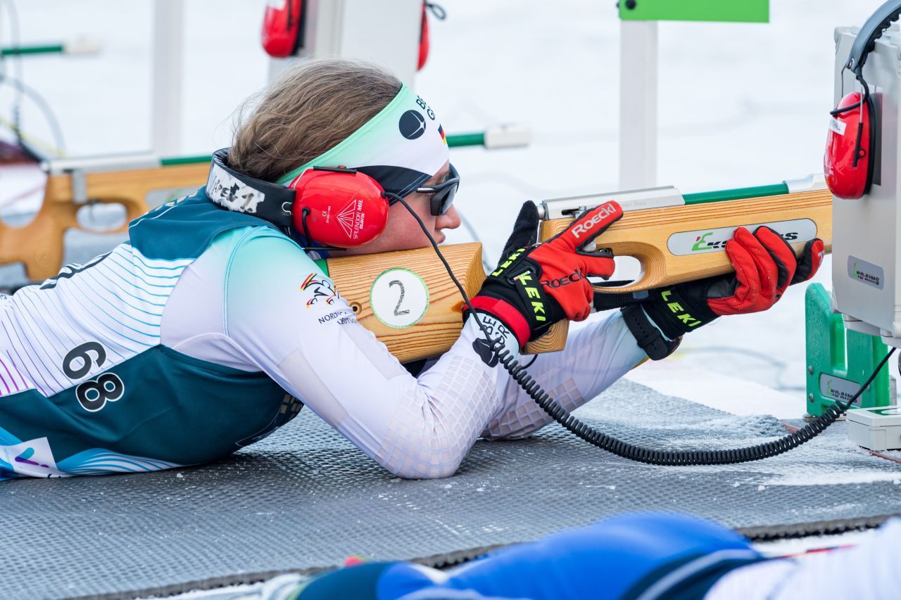 Para Biathlon: Die Strecken reichen von 6 bis 15 Kilometer. Auch Para Biathlon besteht aus einer Kombination aus Langlauf und Schießen. Allerdings erhalten die Athletinnen und Athleten das Gewehr immer am Schießstand und tragen es nicht auf dem Rücken mit. Hier gibt es je nach Behinderung und funktionellen Möglichkeiten ebenfalls unterschiedliche Klassifizierungen. Sehbehinderte schießen nach dem Gehör, da ihr Gewehr mit eine