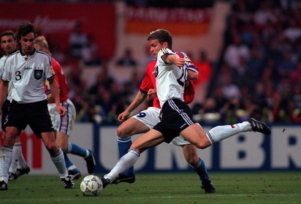
                <strong>EM-Finale 1996 - Oliver Bierhoff</strong><br>
                Beim EM-Finale gegen Tschechien machte sich Oliver Bierhoff unvergesslich. Der Stürmer wurde nach dem 0:1-Rückstand eingewechselt und erzielte vier Minuten später den Ausgleich. In der Verlängerung gelang ihm das Golden Goal zum Sieg.
              