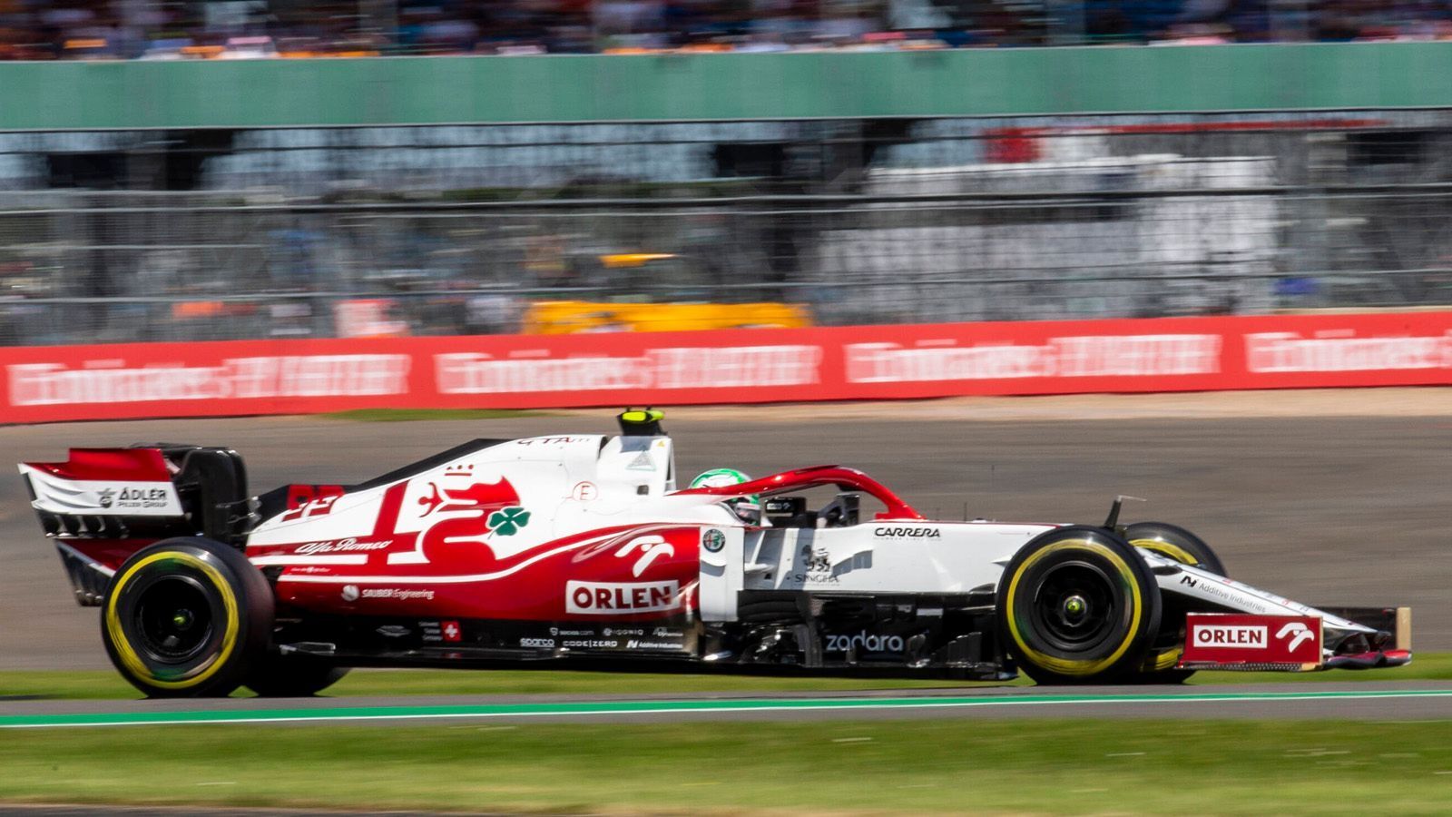 
                <strong>Alfa Romeo</strong><br>
                Alfa Romeo könnte die wahrscheinlichste Option für Hülkenberg sein. Die Verträge von Antonio Giovinazzi und Kimi Räikkönen laufen zum Jahresende aus. Teamchef Frederic Vasseur hat angekündigt, man würde erst zum Ende der Saison über die Zukunftsplanung entscheiden. Gut möglich, dass Räikkönen seine Karriere beendet. Giovinazzi erweist sich als solider Durchschnittsfahrer. Hülkenberg wäre womöglich eine Aufwertung. Allerdings könnten auch andere etablierte Fahrer wie Valtteri Bottas (Mercedes) oder Sergio Perez (Red Bull) eine Option für das Team sein.
              