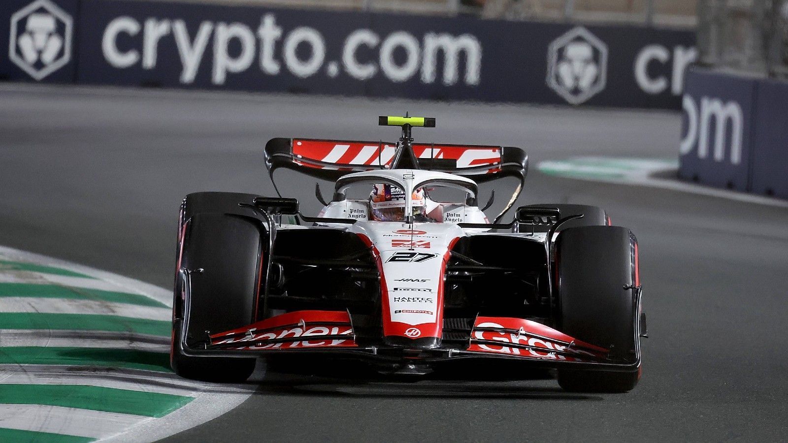 
                <strong>Verlierer: Nico Hülkenberg</strong><br>
                Beim Saisonstart in Bahrain blieb Haas noch gänzlich ohne Punkte, in Saudi-Arabien klappte es dann endlich mit dem ersten Zähler der Saison - aber nicht für Nico Hülkenberg. Der Deutsche muss sich im teaminternen Duell Kevin Magnussen geschlagen geben. Während der Däne in die Top 10 fährt, wird Hulk nur Zwölfter. Sein Comeback in der Königsklasse verläuft bislang alles andere als glorreich. Immerhin: Im Qualifying hatte er seinen Teamkollegen im Griff.
              