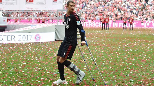 
                <strong>Manuel Neuer (FC Bayern München)</strong><br>
                Wegen eines im Training erlittenen Haarisses im linken Mittelfuß musste Manuel Neuer vorzeitig sein Fußballjahr 2017 beenden. Der Nationalkeeper in Diensten des FC Bayern München feierte erst kurz vor seiner erneuten Verletzung ein Comeback, muss nun aber für den Rest der Hinrunde zuschauen. Neuer fehlte bereits von April bis August 2017 wegen eines Mittelfußbruches, erlitten beim Champions-League-Aus bei Real Madrid. Nach seiner Rückkehr absolvierte der 31-Jährige nur vier Pflichtspiele, ehe es den Weltmeister von 2014 erneut erwischte.
              