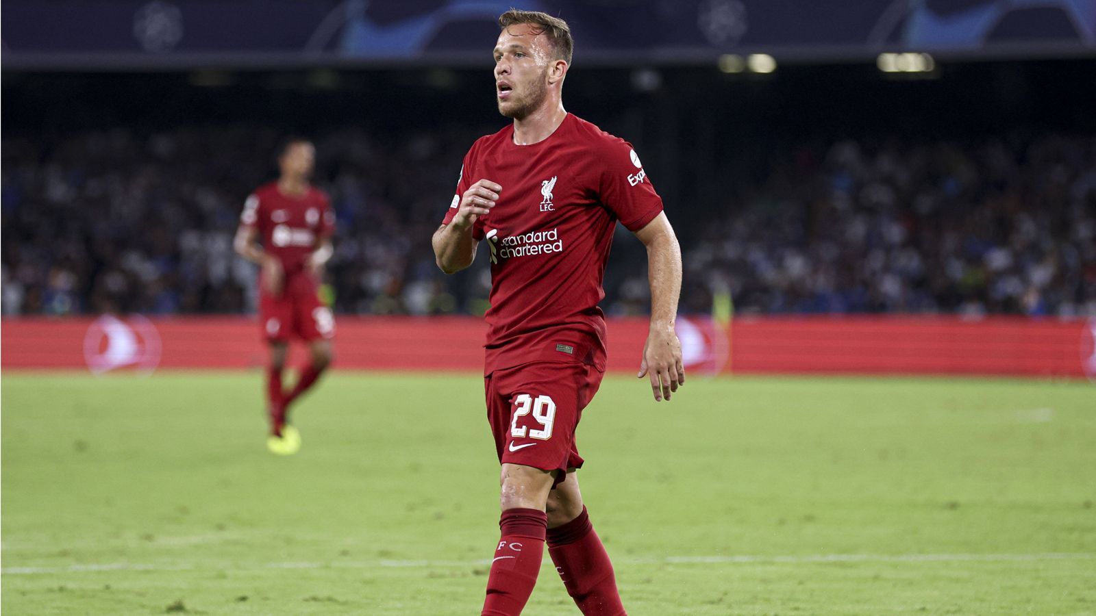 
                <strong>Arthur Melo (FC Liverpool/Brasilien, 22 A-Länderspiele)</strong><br>
                Der Albtraum des Arthur Melo setzt sich fort. Nachdem der Brasilianer am Deadline-Day noch von Juventus Turin an die "Reds" ausgeliehen wurde, kam er beim FC Liverpool kaum zum Zug. Doch schlimmer geht's immer: "In der letzten Einheit vor dem Spiel gegen die Rangers hat er sich in einer normalen Situation am Muskel verletzt", sagte Trainer Jürgen Klopp auf einer Pressekonferenz. Wie das Portal "The Athletic" nun berichtet, muss sich der 26-Jährige einer Operation unterziehen und fällt bis Anfang nächsten Jahres aus. Die Brasilianer verlieren damit eine gute Option im Mittelfeld für die WM.
              