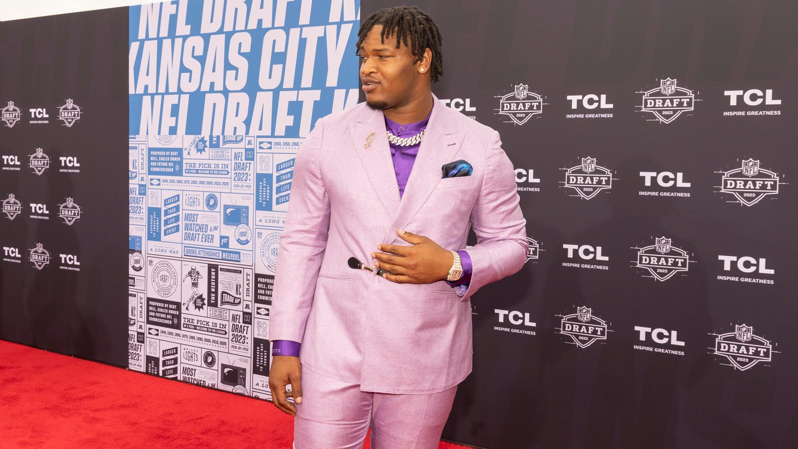 <strong>9. Philadelphia Eagles - Jalen Carter (Defensive Tackle - Georgia)</strong><br>Ein kleiner Steal, obwohl es den meisten klar war, dass Carter ein starker Spieler ist. Seine <a href="https://www.ran.de/sports/american-football/nfl/news/draft2023-jalen-carter-kommt-nach-toedlichem-unfall-um-gefaengnisstrafe-herum-100683">Probleme abseits des Feldes</a> ließen den DT im Draft fallen. Zum Glück der Eagles. Denn dort performt er tadellos.<br><strong>Draft-Note:</strong>&nbsp;1