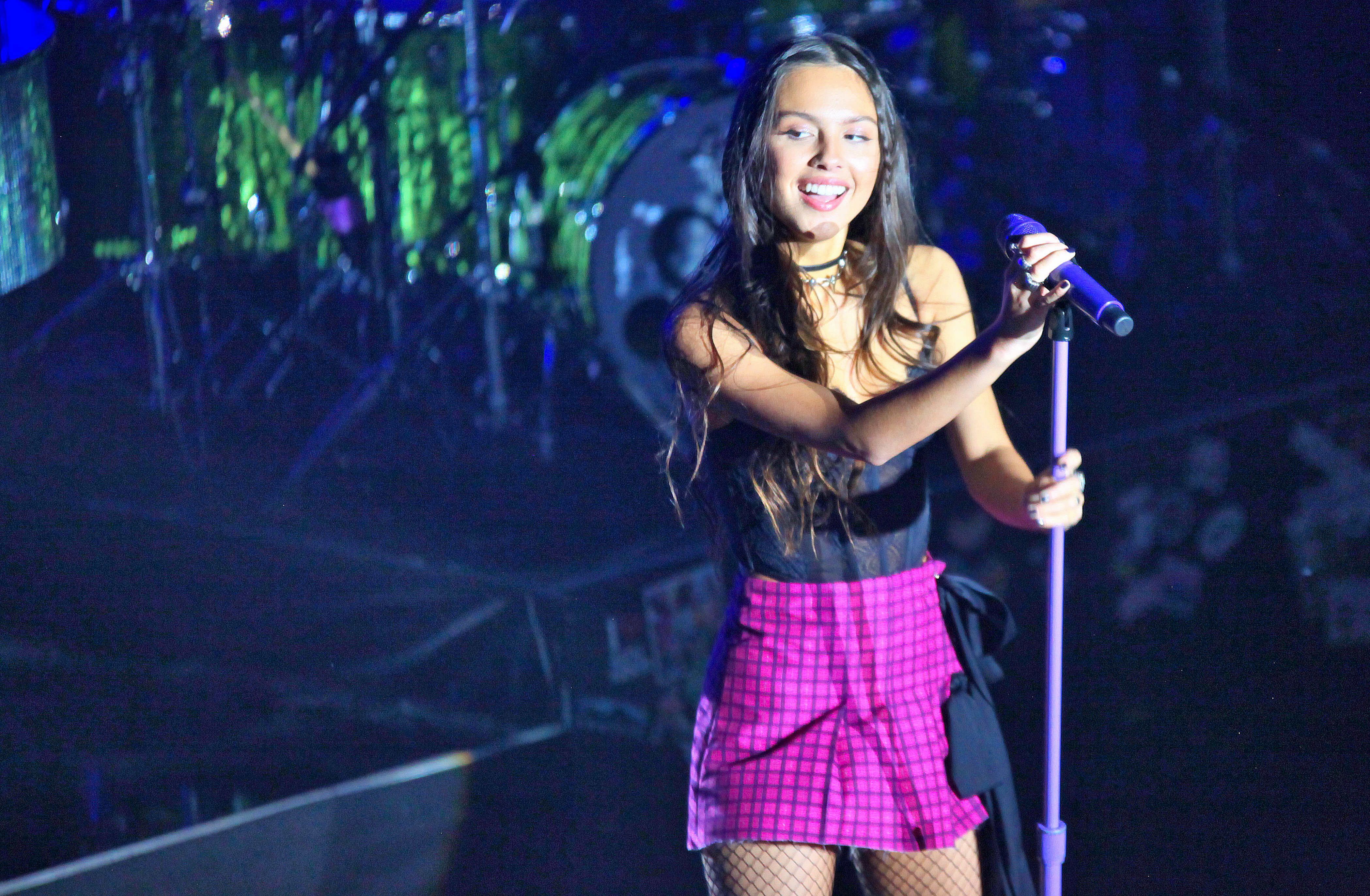 Sängerin Olivia Rodrigo trägt Faltenminis gerne bei ihren Auftritten.