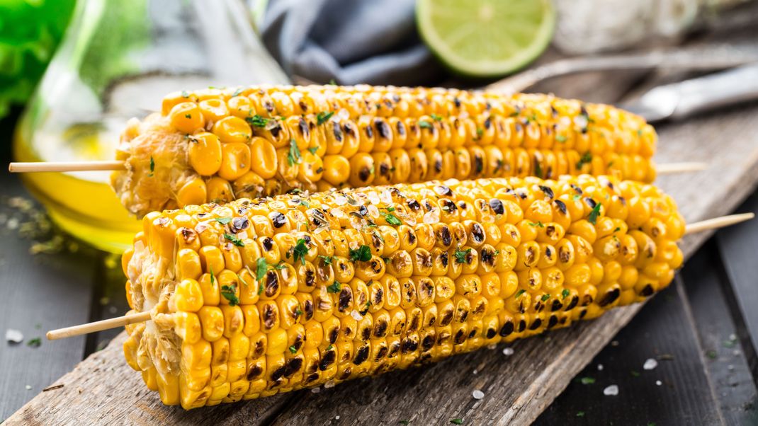 Maiskolben sind ein echter Klassiker auf dem Grill - vollkommen verdient.