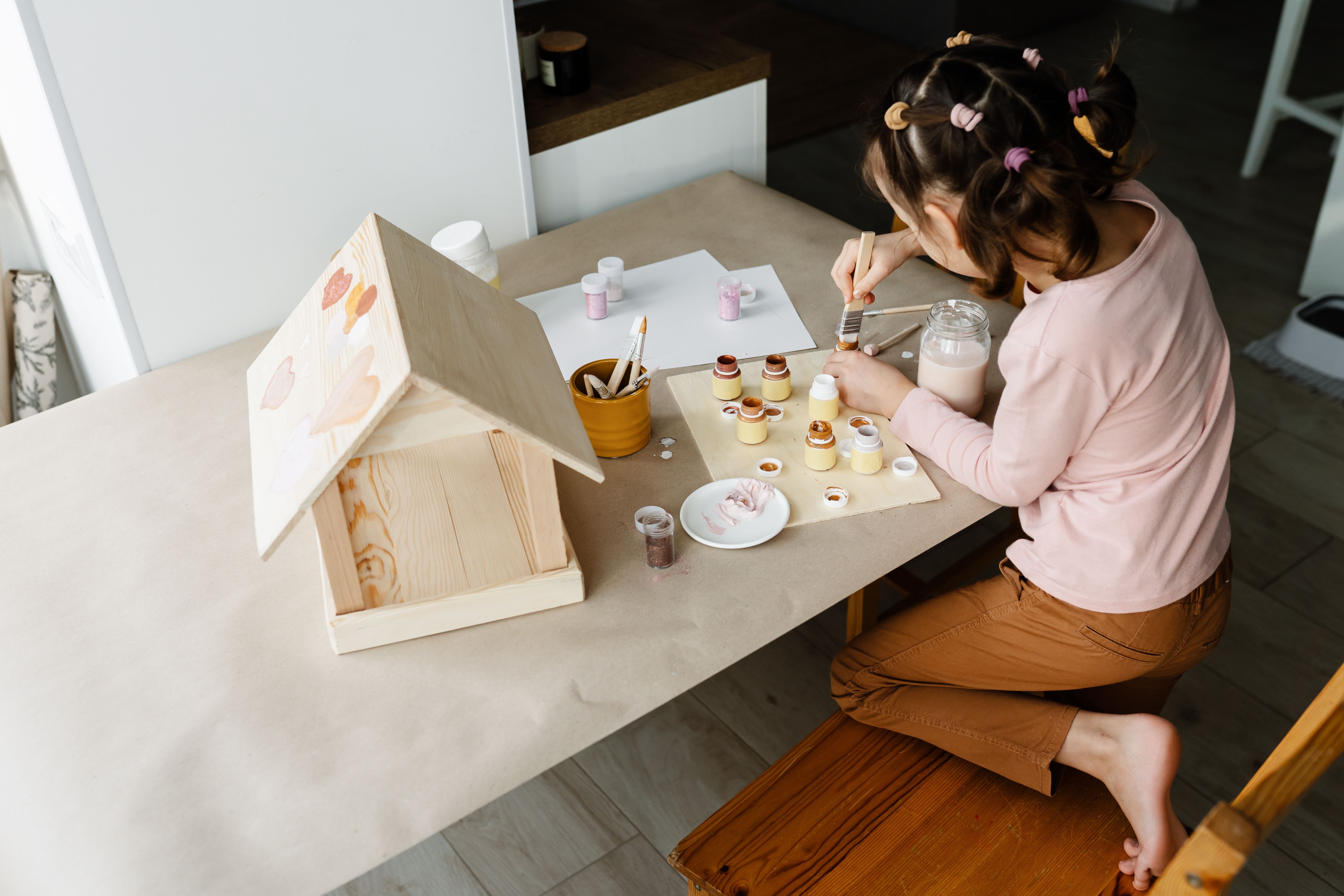 Vogelhäuser sind auch tolle DIY-Projekte für die ganze Familie.