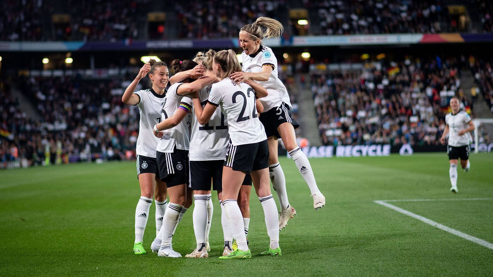 
                <strong>DFB-Frauen im EM-Finale! Die Noten gegen Frankreich</strong><br>
                Finale! Die DFB-Kickerinnen haben in einer intensiven und spannenden Partie Frankreich mit 2:1 bezwungen und treffen am Sonntag im Endspiel der EM auf England. Wir haben die Spielerinnen in der Einzelkritik benotet.
              