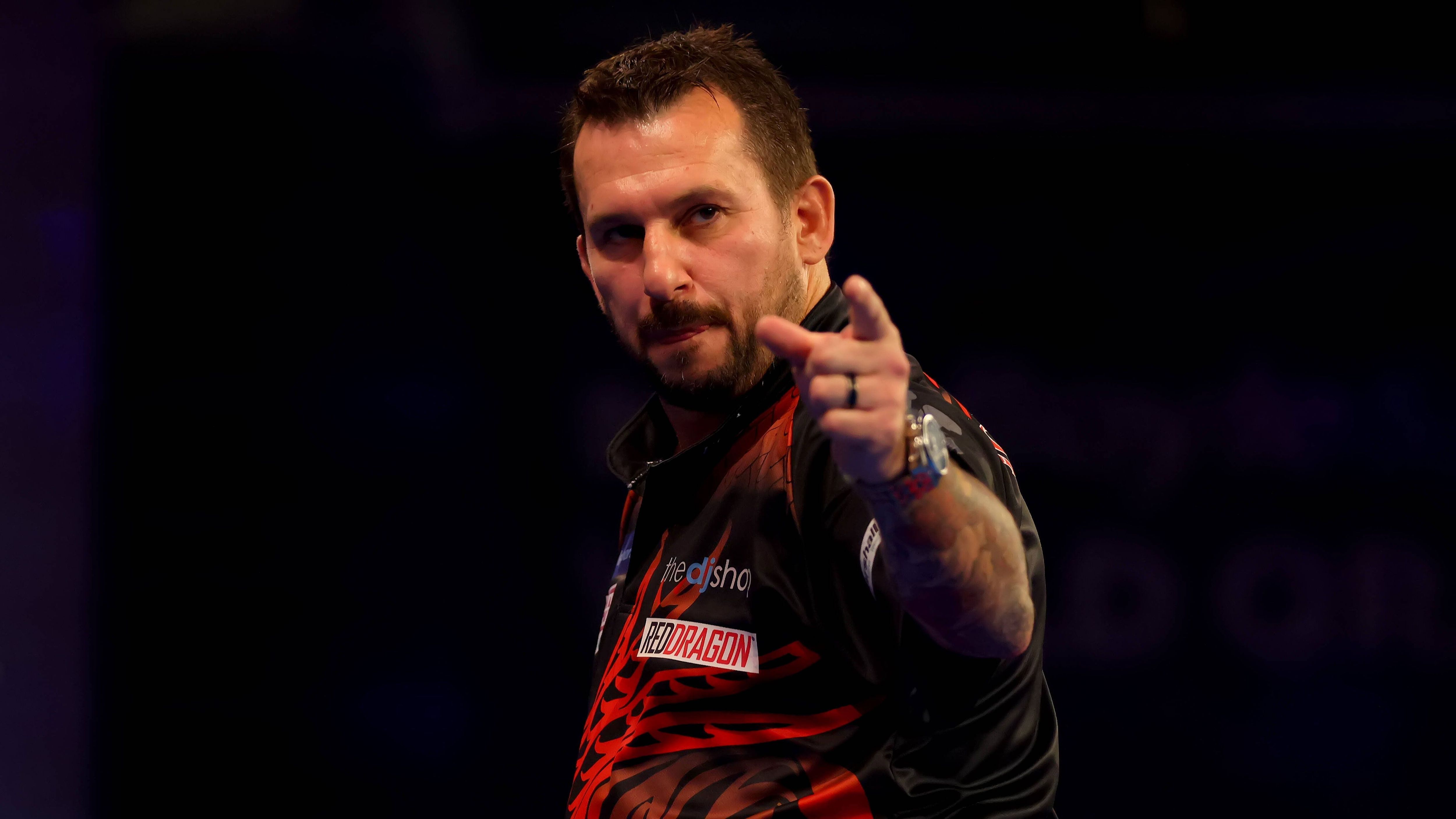 
                <strong>Johnny Clayton "The Ferret"</strong><br>
                Der Waliser hat das beste Darts-Jahr seines Lebens hinter sich und in 2021 die meisten Titel in der PDC gewonnen. Gleich vier Major-Siege gingen in den vergangenen elf Monaten auf das Konto von Johnny Clayton. Mit 405.250 Pfund an eingespieltem Preisgeld ist der 47-Jährige erstmals in die Top Ten der Weltrangliste vorgedrungen und steht mittlerweile auf Platz acht. Die Form, die Clayton in den vergangenen Monaten an den Tag gelegt hat, war absolut herausragend. Sollte er das auch auf der größten Bühne der PDC abrufen können, ist Clayton auf jeden Fall ein Kandidat für den Titel. 
              