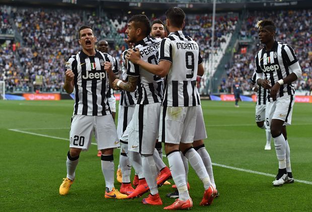 
                <strong>Platz 9: Juventus Turin</strong><br>
                ... Ligakonkurrent Juventus Turin. Der frisch gekürte italienische Meister brachte in der Saison 1,08 Millionen Trikots an den Mann oder die Frau. Auch dank Superstars wie Andrea Pirlo, Paul Pogba und Arturo Vidal darf sich die "Alte Dame" über Rang neun freuen.
              