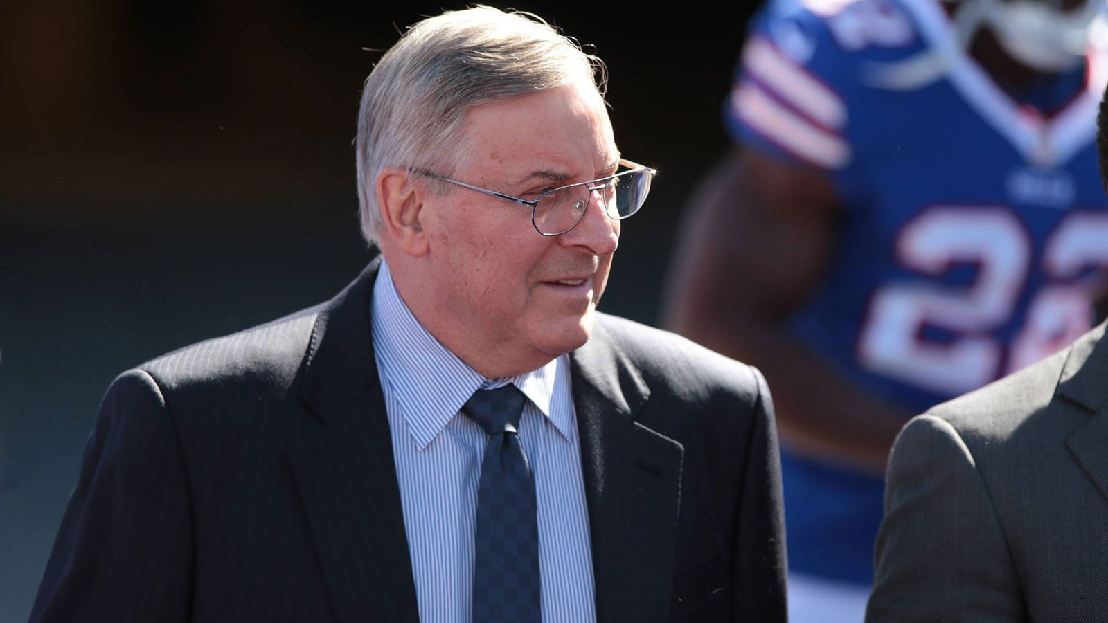<strong>Buffalo Bills - Terry Pegula, Kim Pegula</strong><br>
                Die Bills sind im Besitz von Terrence und dessen Frau Kim Pegula. Dem Ehepaar gehört außerdem die Firma "Pegula Sports and Entertainment", unter die auch die Buffalo Sabres aus der NHL fallen. Terry Pegula gründete 1983 das Unternehmen "East Resources", das in der Erdöl- und Erdgasbranche aktiv war. Die Firma wurde 2010 für 6,45 Milliarden Dollar verkauft.