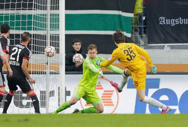 
                <strong>Marwin Hitz trifft gegen Leverkusen</strong><br>
                Marwin Hitz, Torwart des FC Augsburg, ist eigentlich nicht fürs Tore erzielen zuständig. Trotzdem markierte er am 22. Spieltag seinen ersten Saisontreffer. Damit traf er öfter als so mancher Stürmer in dieser Saison.
              
