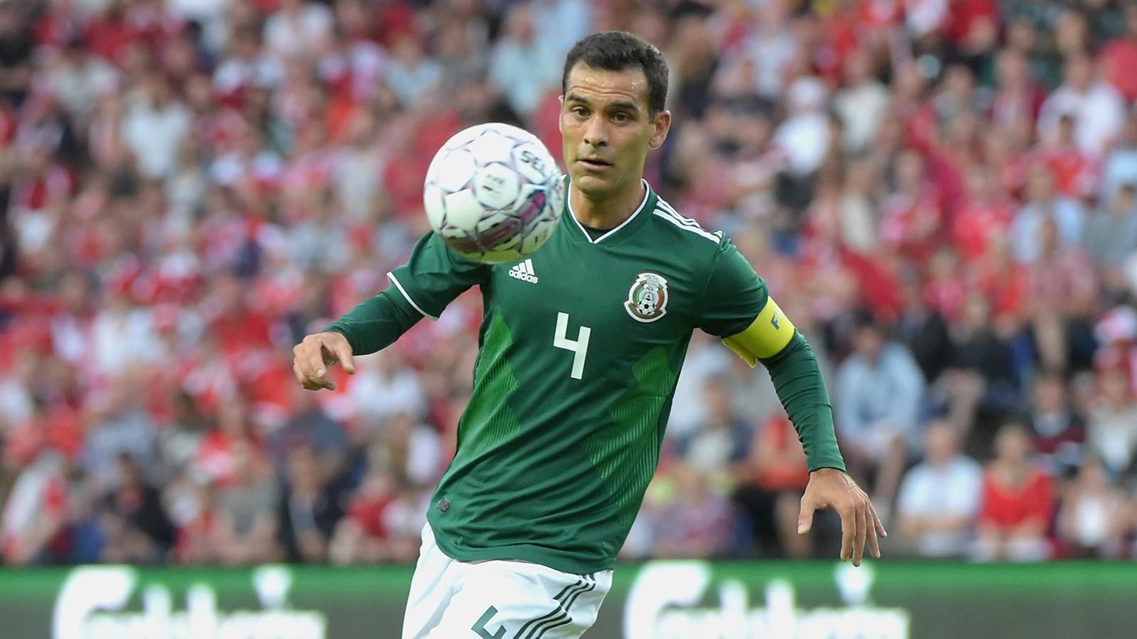 
                <strong>Rafael Marquez (Mexiko)</strong><br>
                Nach dem Ausscheiden im WM-Achtelfinale gegen Brasilien hat der Kapitän der mexikanischen Nationalmannschaft, Rafael Marquez, seinen Rücktritt verkündet. Insgesamt bestritt der Abwehrspieler 148 Länderspiele inklusive 19 Treffern für die Lateinamerikaner. Der 39-Jährige nahm an seiner fünften Weltmeisterschaft teil und kam als einziger Spieler bisher in fünf Achtelfinal-Begegnungen zum Einsatz. 
              